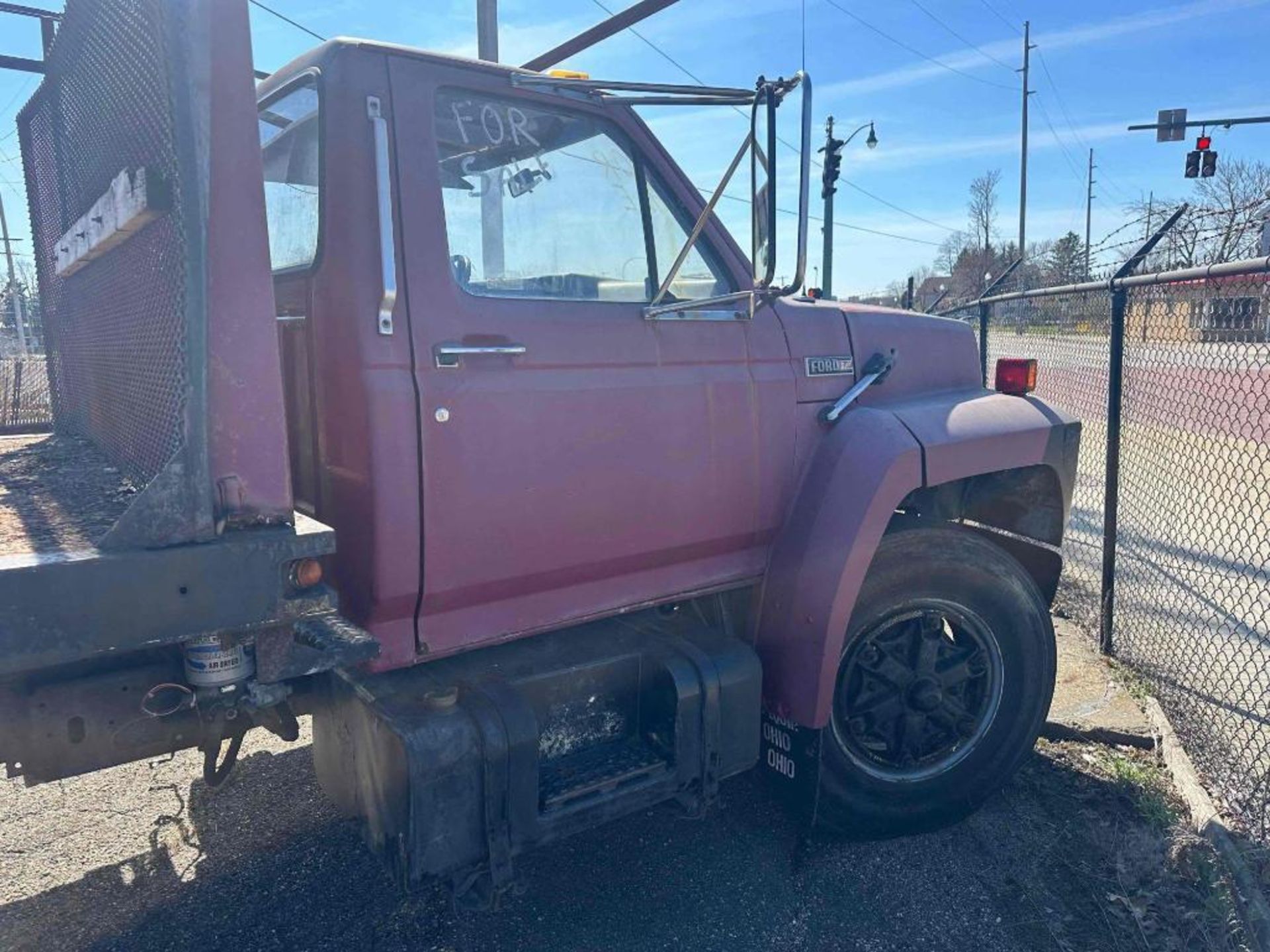 1986 Ford F-700 Diesel Flatbed Truck (located off-site, please read description) - Image 19 of 19