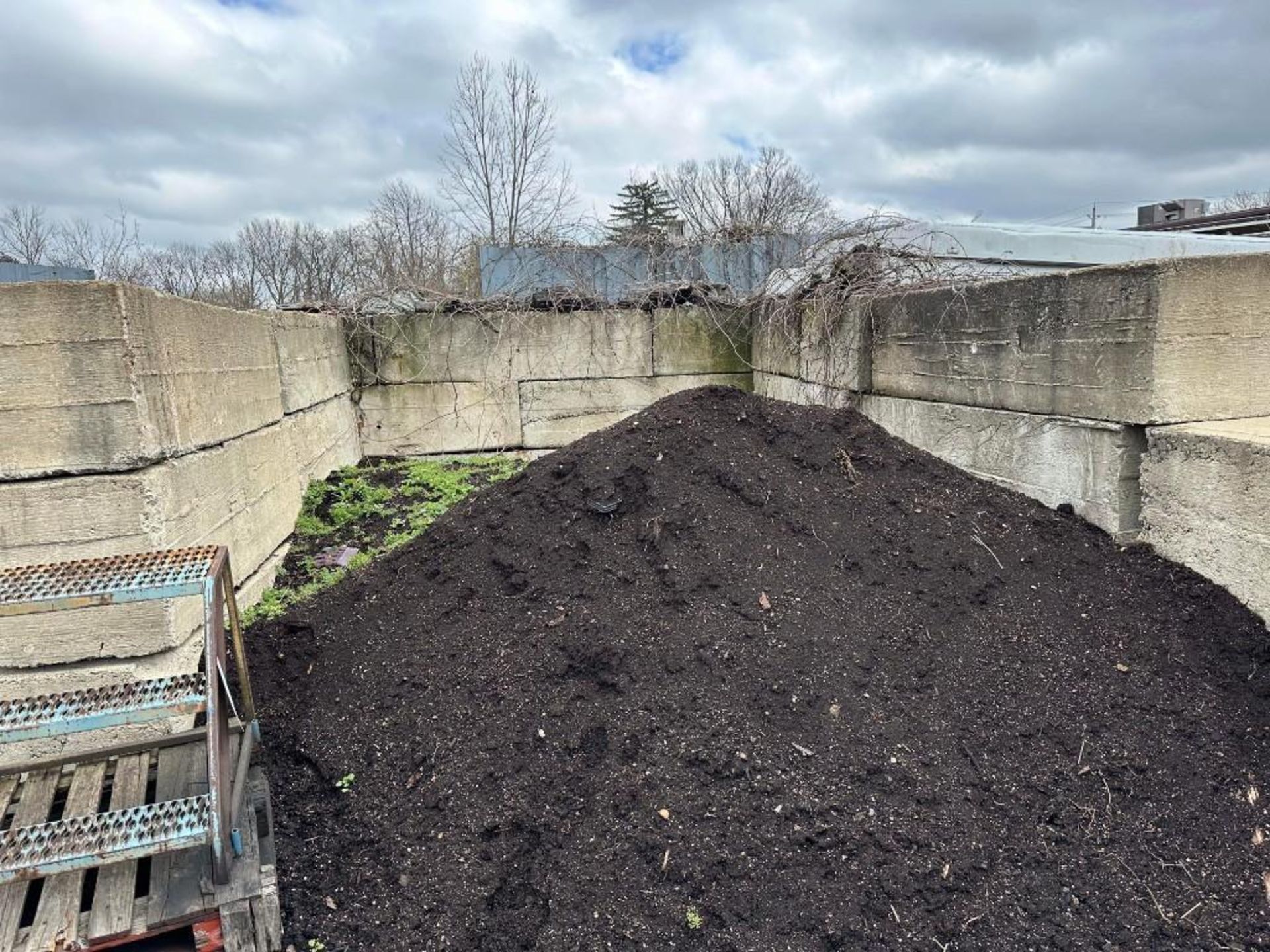 (10) Concrete Retaining Blocks (located off-site, please read description) - Image 6 of 10