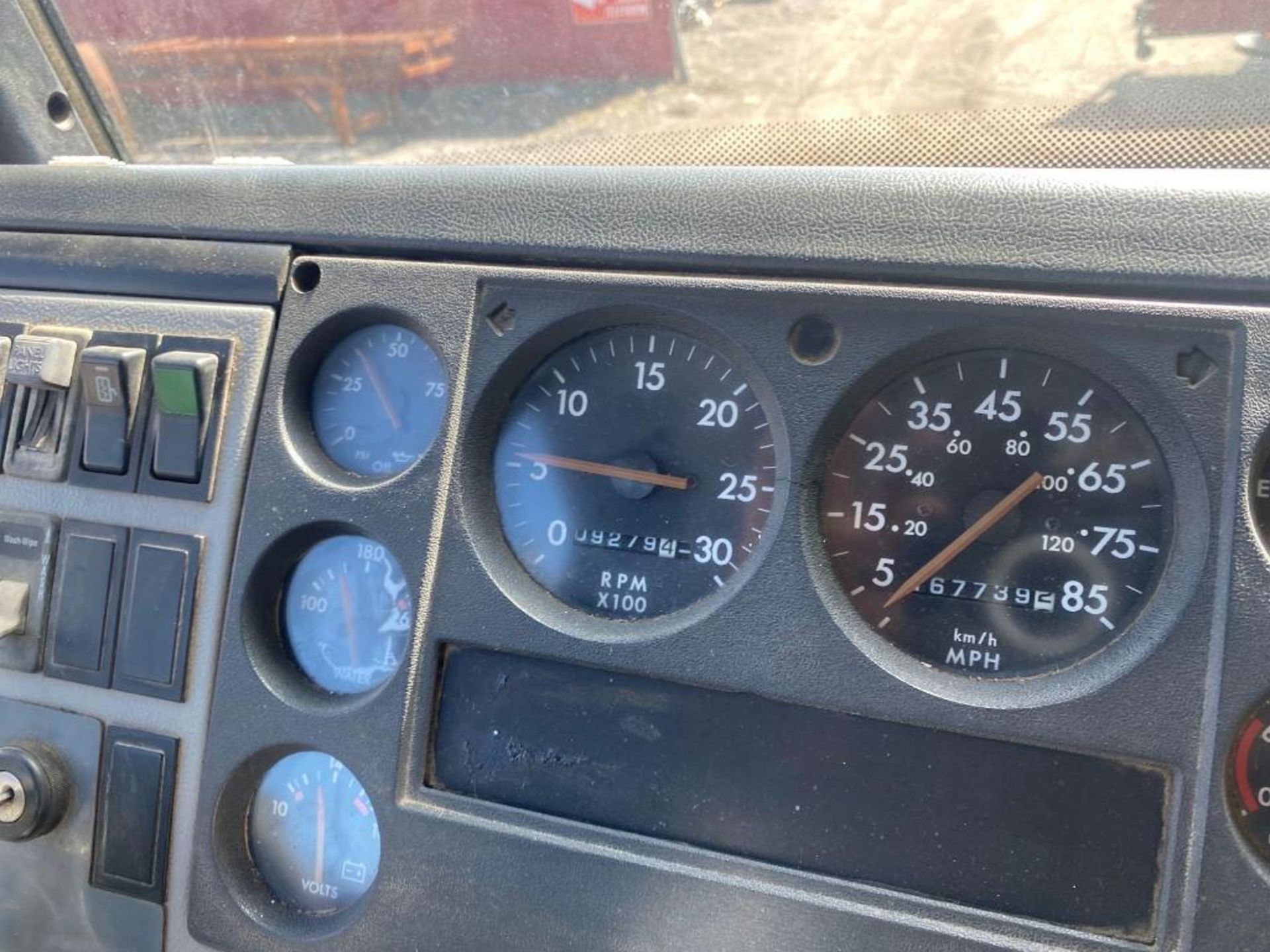 1998 Freightliner FL70 Single Axle Auto Tractor / Truck - Image 15 of 18