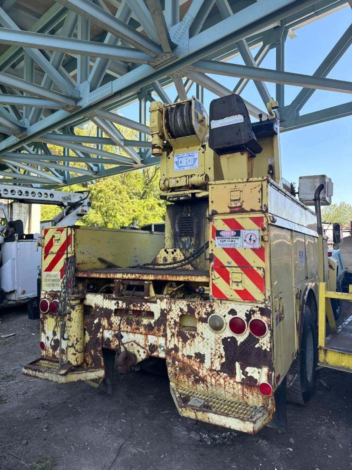 1989 Ford F-800 Digger Derrick Truck (located offsite-please read full description) - Image 10 of 12