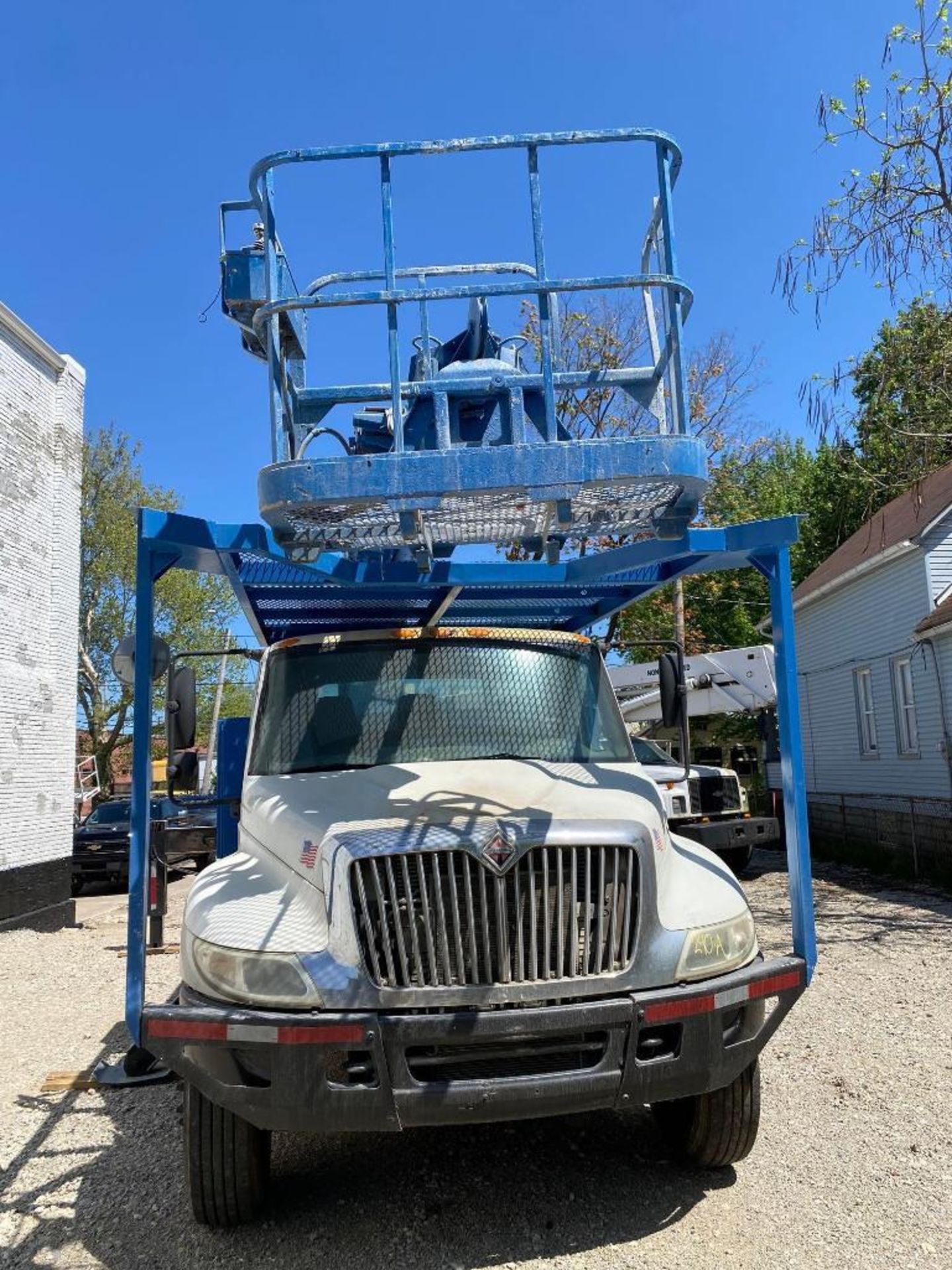 2005 International 4300/70ft Bucket Truck (located offsite-please read full description) - Image 2 of 13