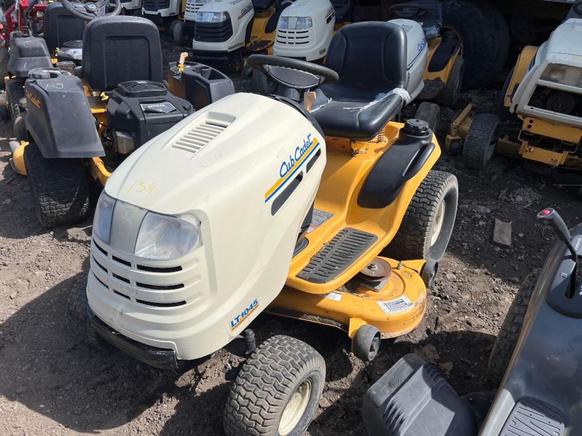 Cub Cadet LT 1045 Riding Lawn-Mower - Image 2 of 3