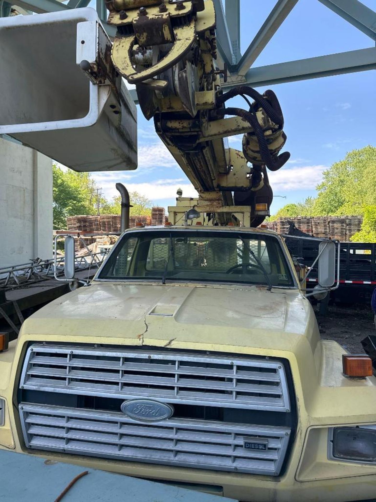 1989 Ford F-800 Digger Derrick Truck (located offsite-please read full description) - Image 3 of 12