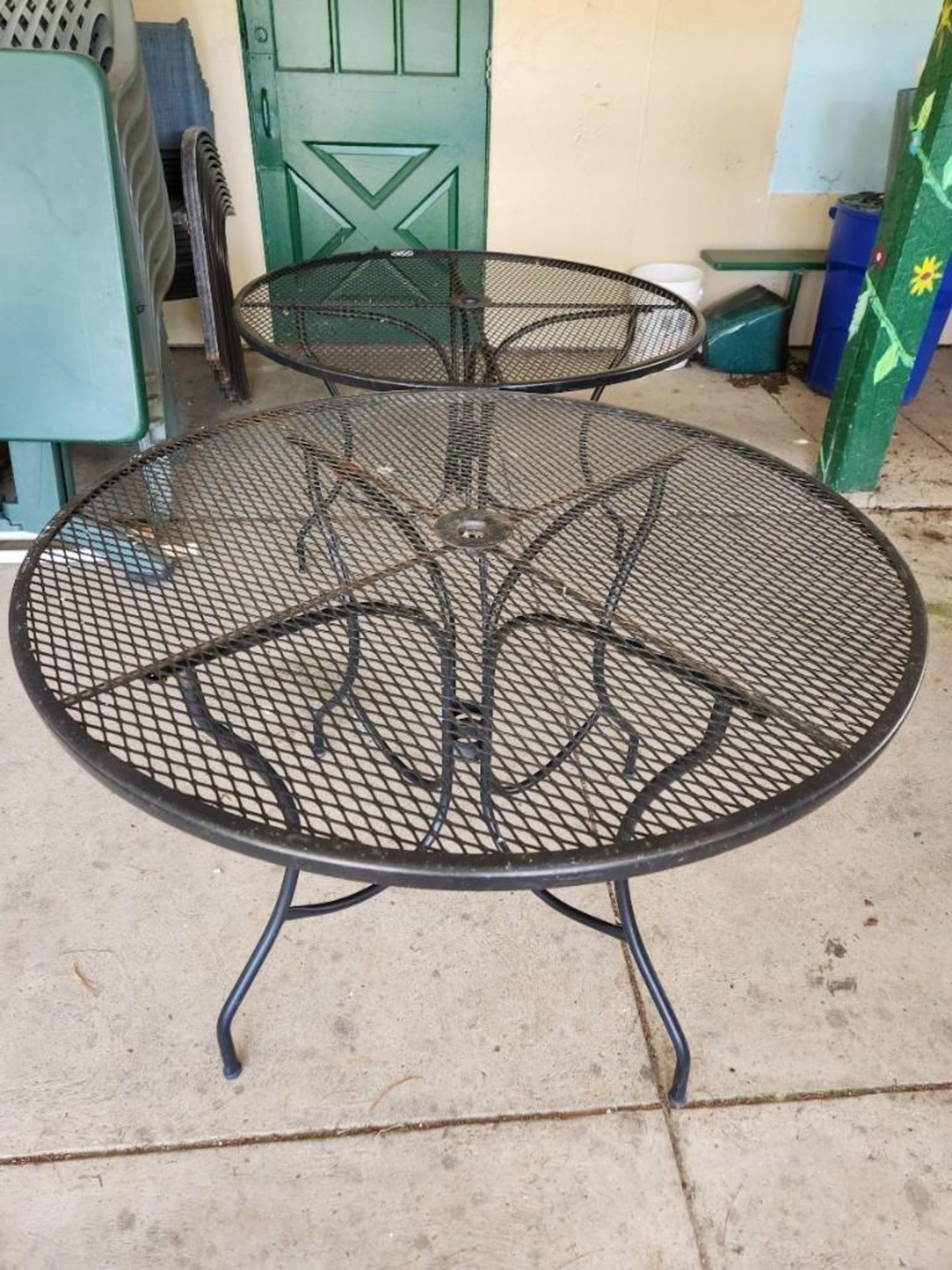 (2) Matching 42" Hampton Bay Round Metal Outdoor Patio Tables (located off-site, please read - Bild 3 aus 3