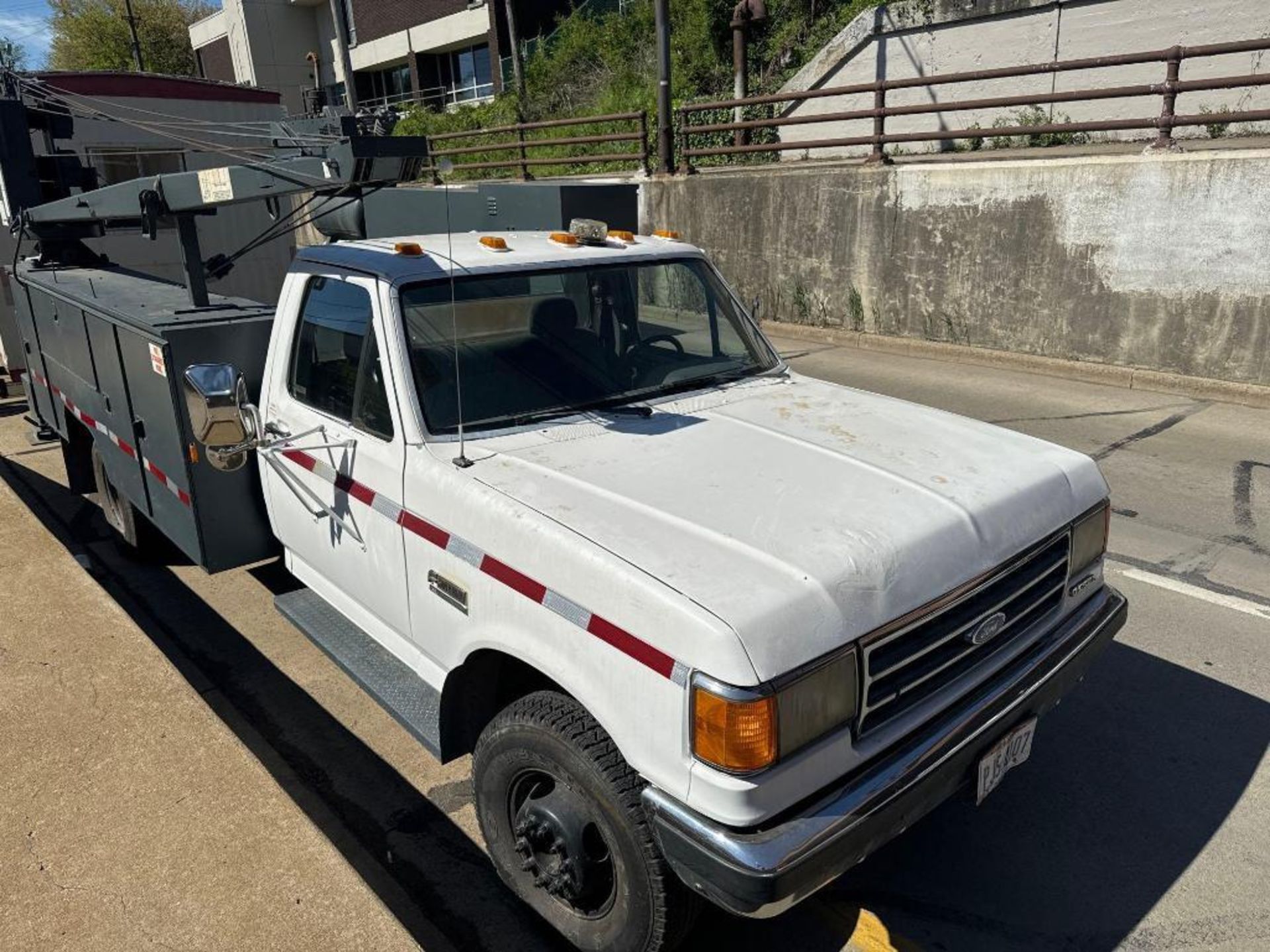 1989 Ford F-450 Diesel Service/Crane Truck (located offsite-please read full description) - Image 11 of 12