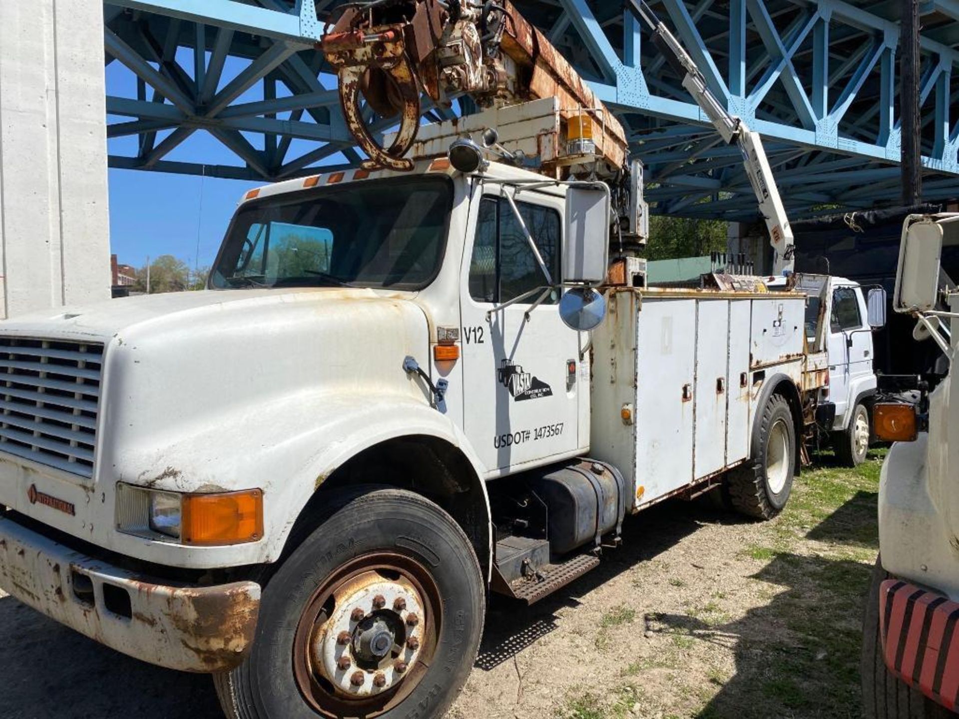 1990 International 4900 HydraLift Boom Truck (located offsite-please read full description) - Image 7 of 12