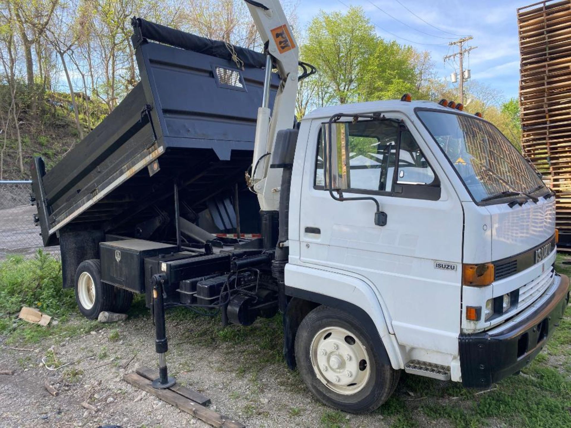 1993 Isuzu Diesel Knuckle Boom/Dump Truck (located offsite-please read full description) - Image 2 of 11