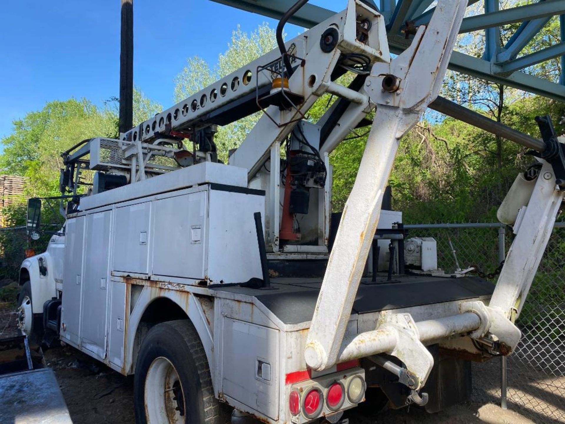 1997 Ford F-800 40ft Bucket Truck (located offsite-please read full description) - Image 9 of 21