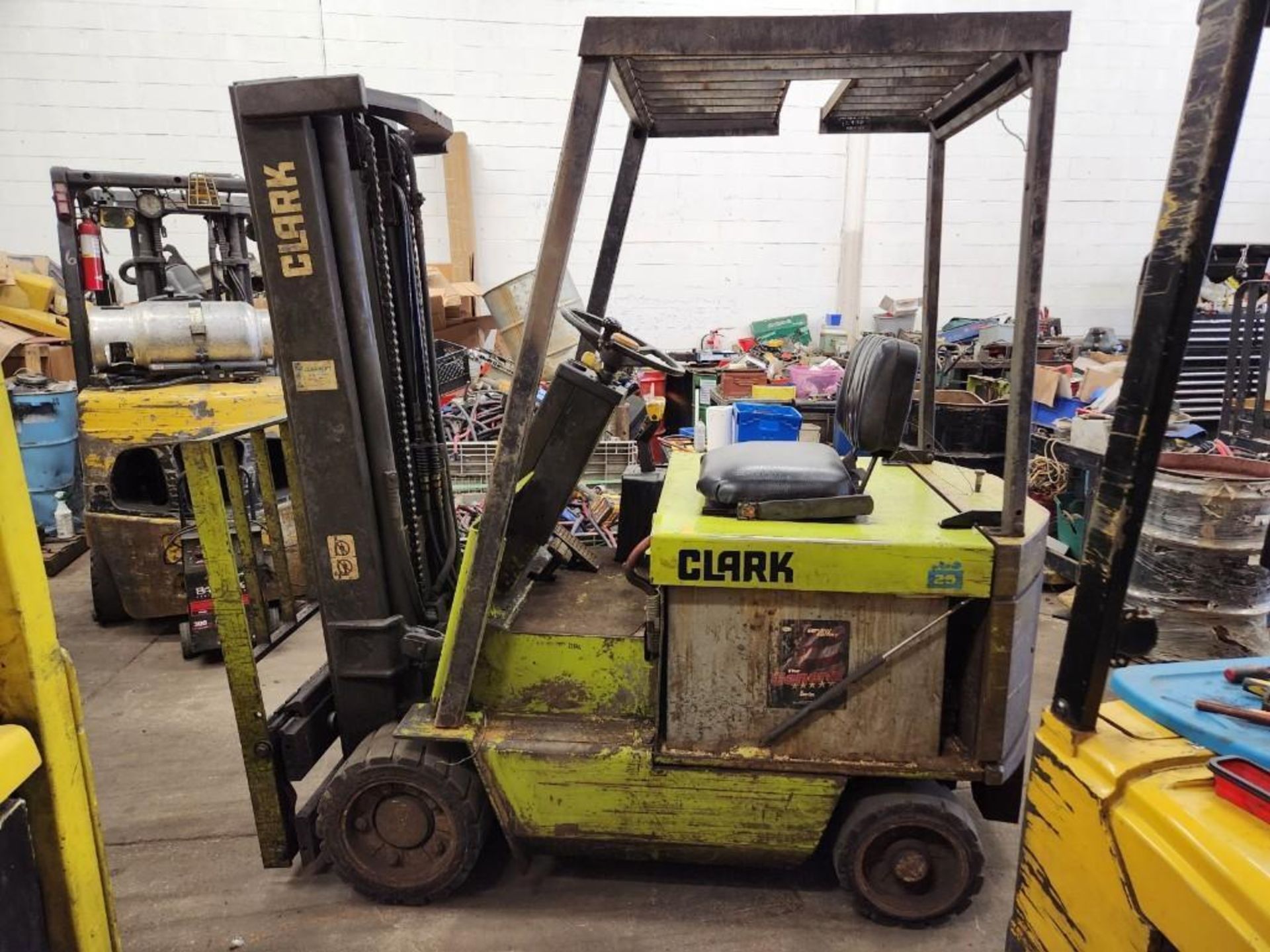 Clark ECS 25 Electric Forklift (located off-site, please read description)