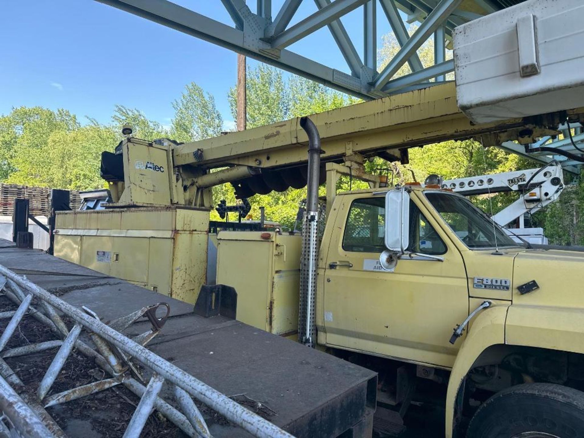 1989 Ford F-800 Digger Derrick Truck (located offsite-please read full description) - Image 12 of 12