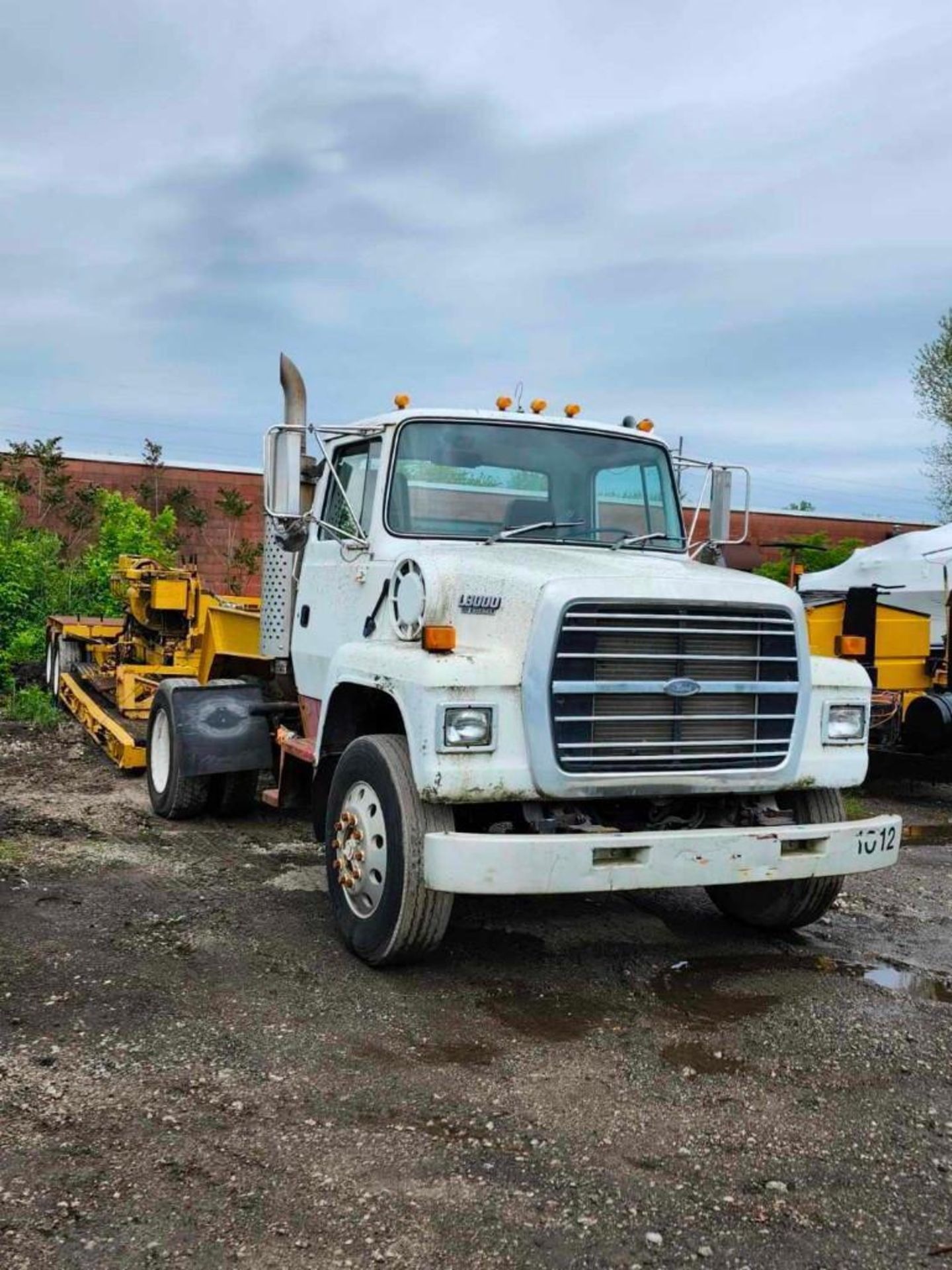 1994 Ford LN8000 Truck WITH Trailer (located off-site, please read description) - Image 2 of 9