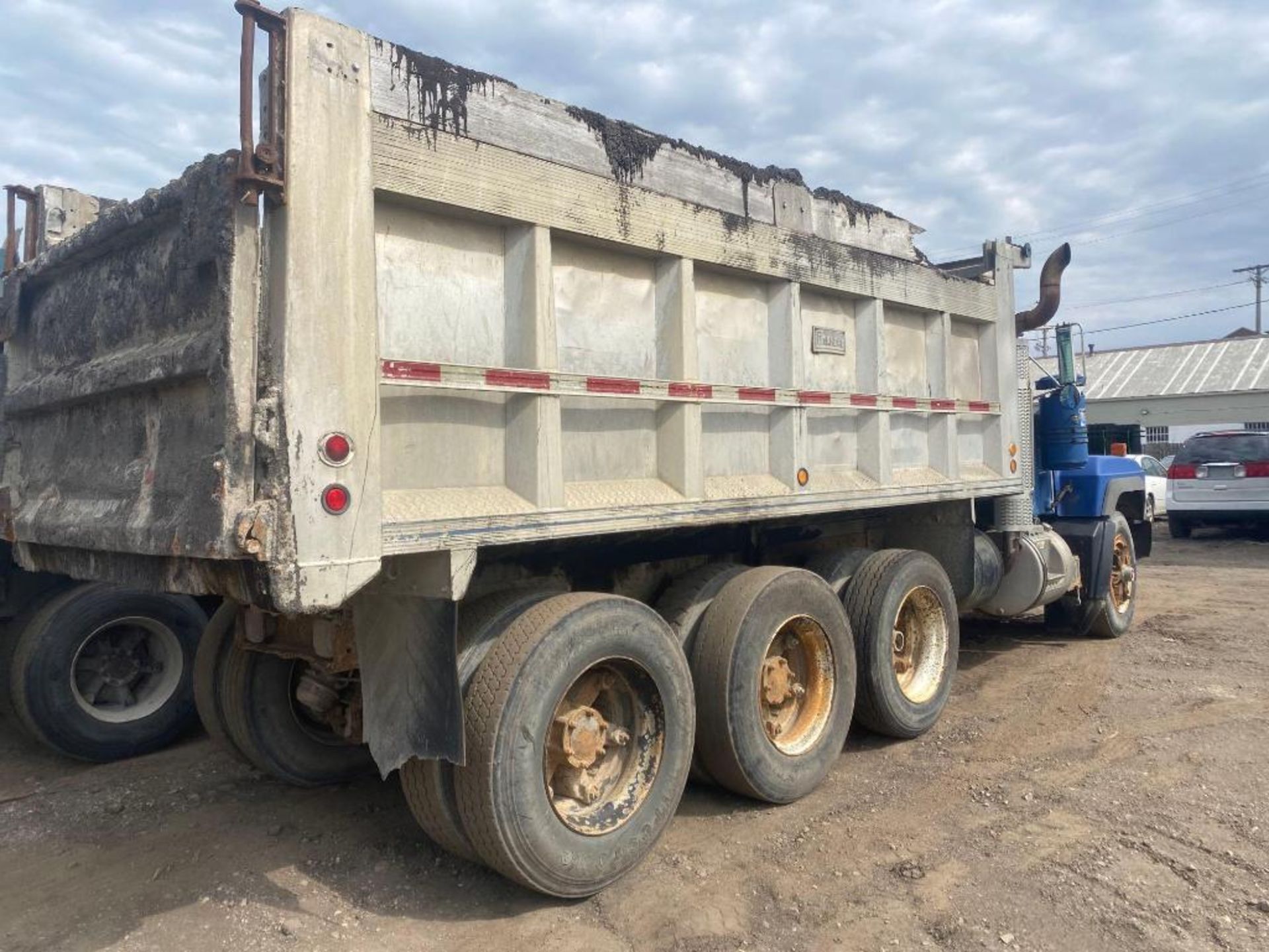 1997 Mack RD600 Tri-Axle Dump Truck - Image 5 of 14