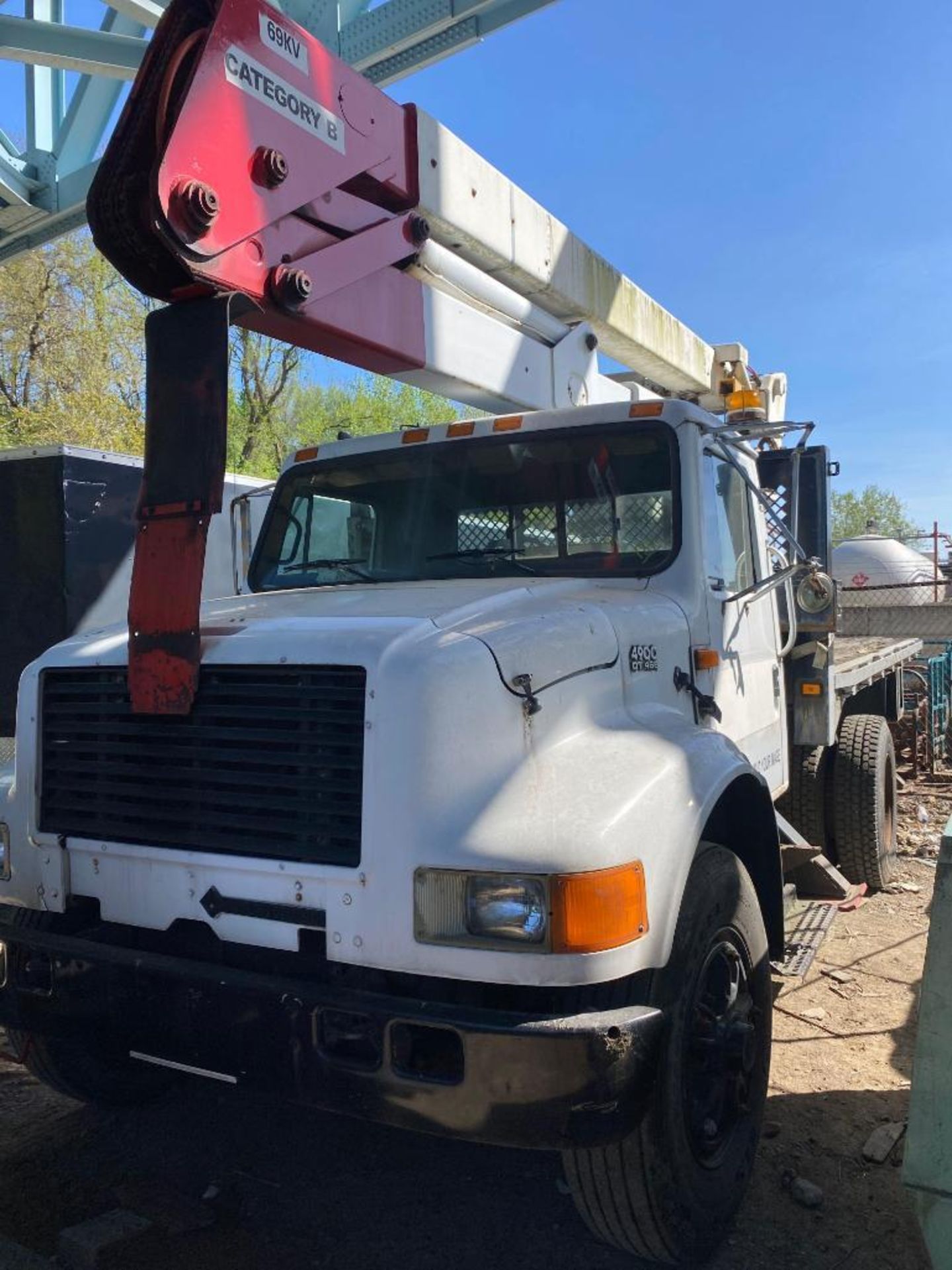 1995 International 4900 42ft Bucket Truck (located offsite-please read full description)