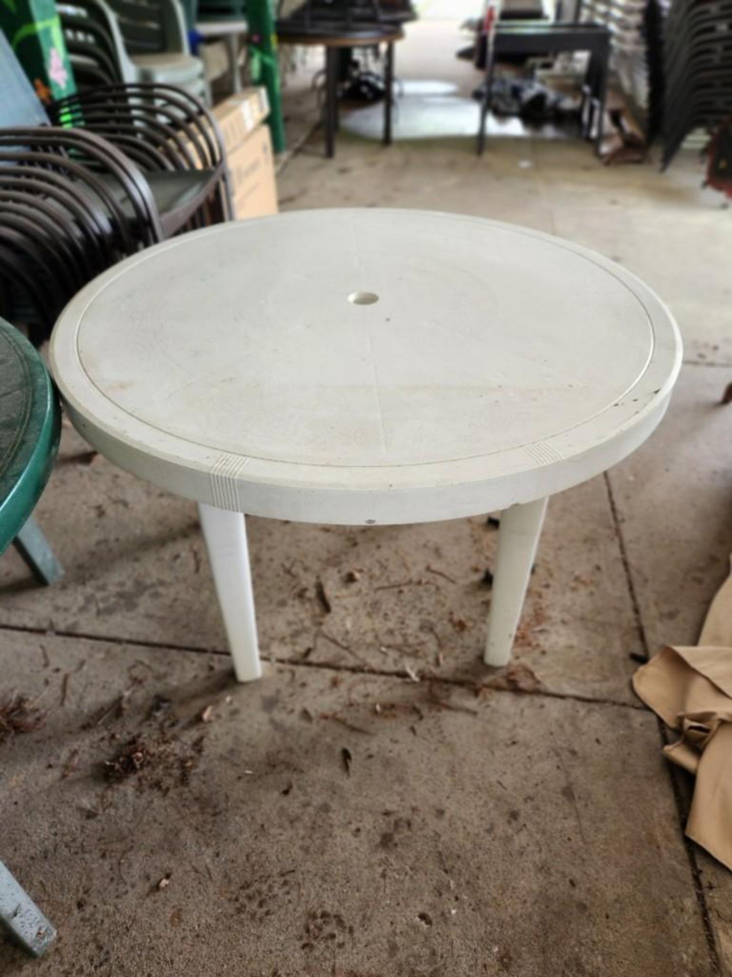 (5) Round Plastic Patio Tables (located off-site, please read description) - Bild 3 aus 3