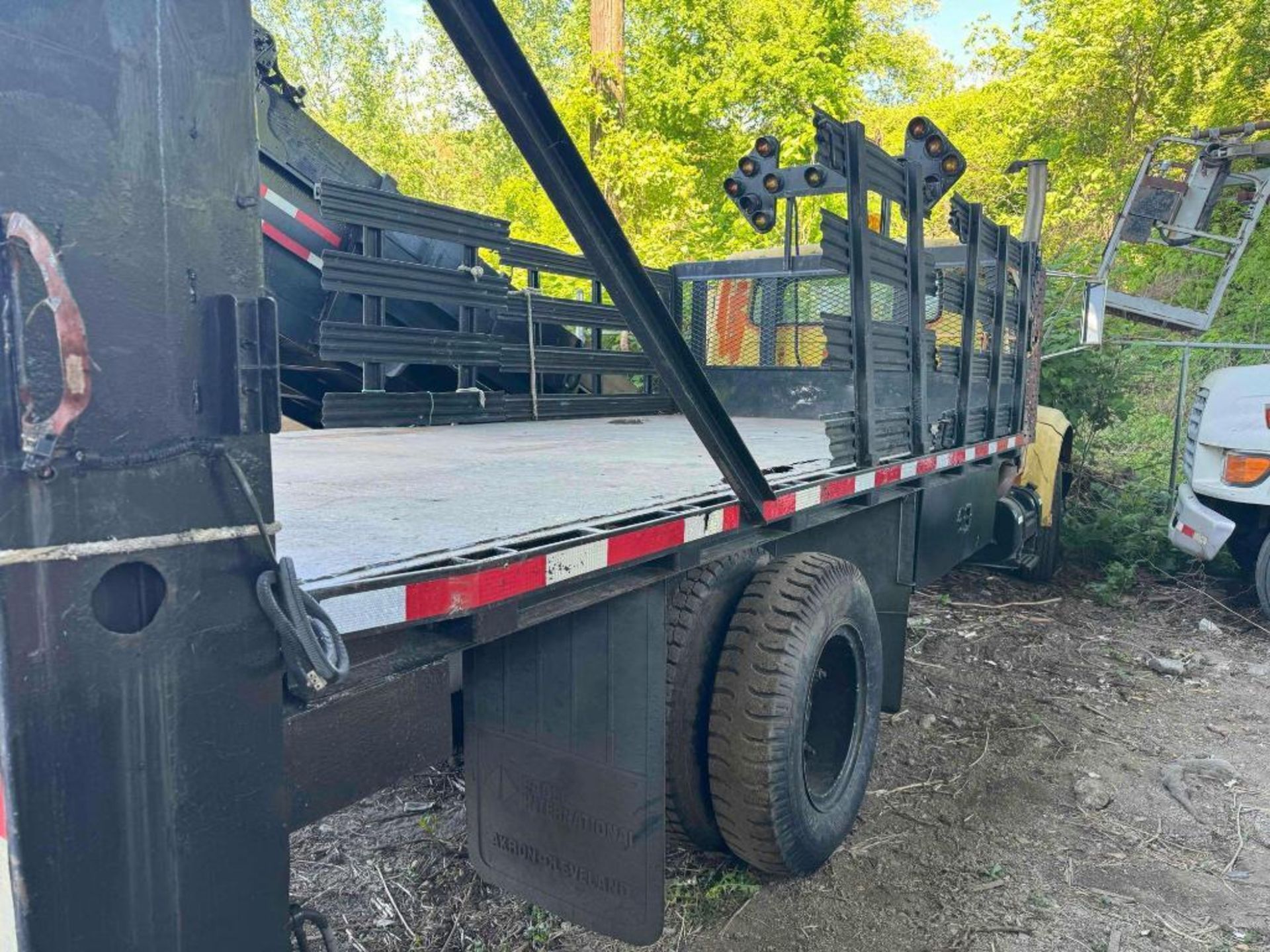 1992 International 4600 Stake Body w/ Working Lift Gate (located offsite-please read full - Image 6 of 10