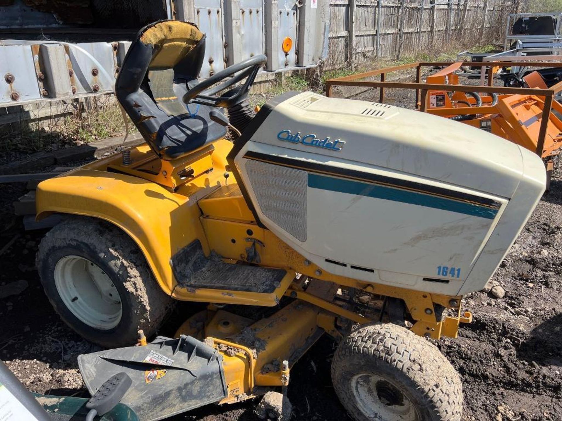 Cub Cadet 1641 Riding Lawn-Mower