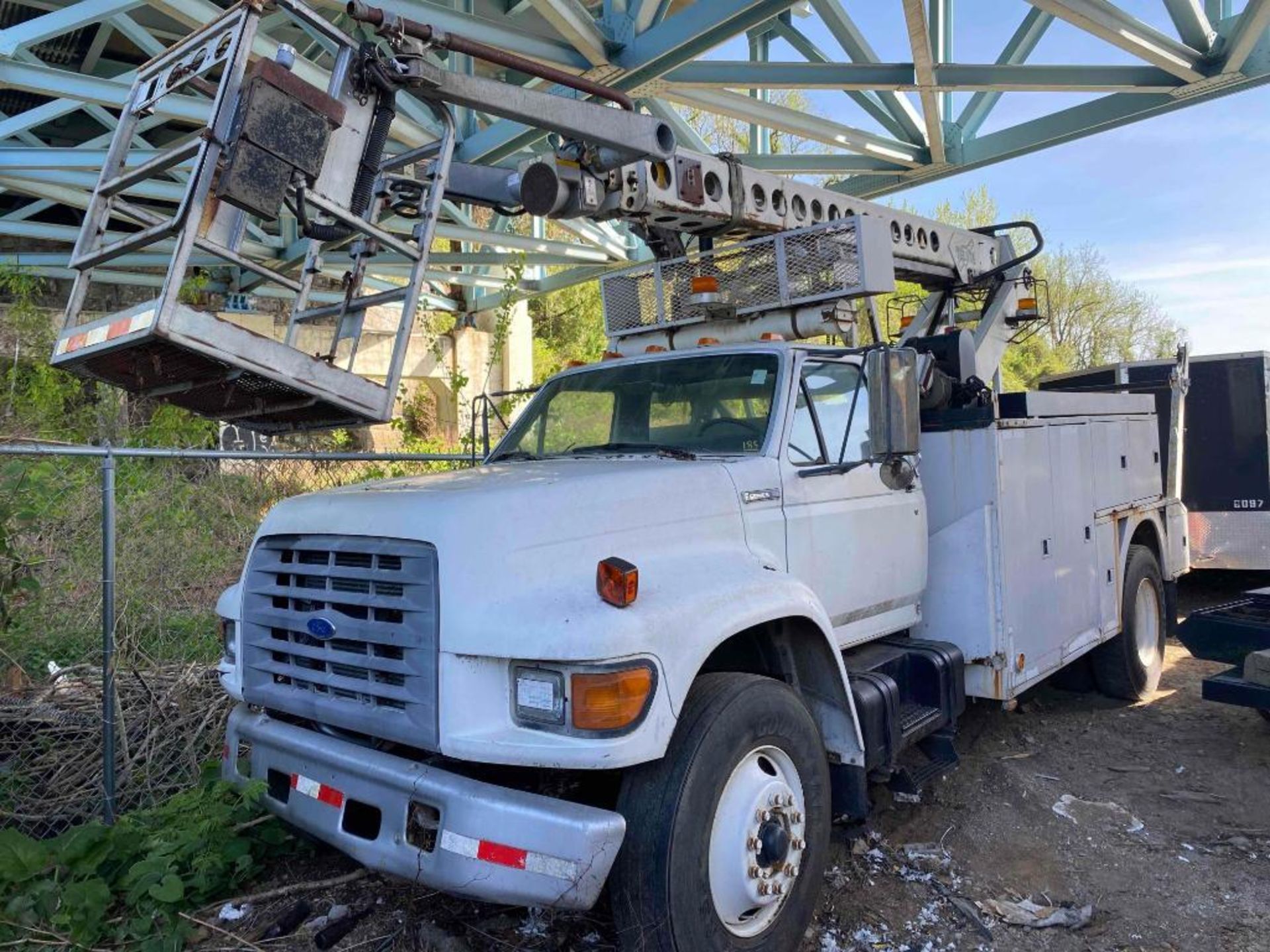 1997 Ford F-800 40ft Bucket Truck (located offsite-please read full description) - Image 20 of 21