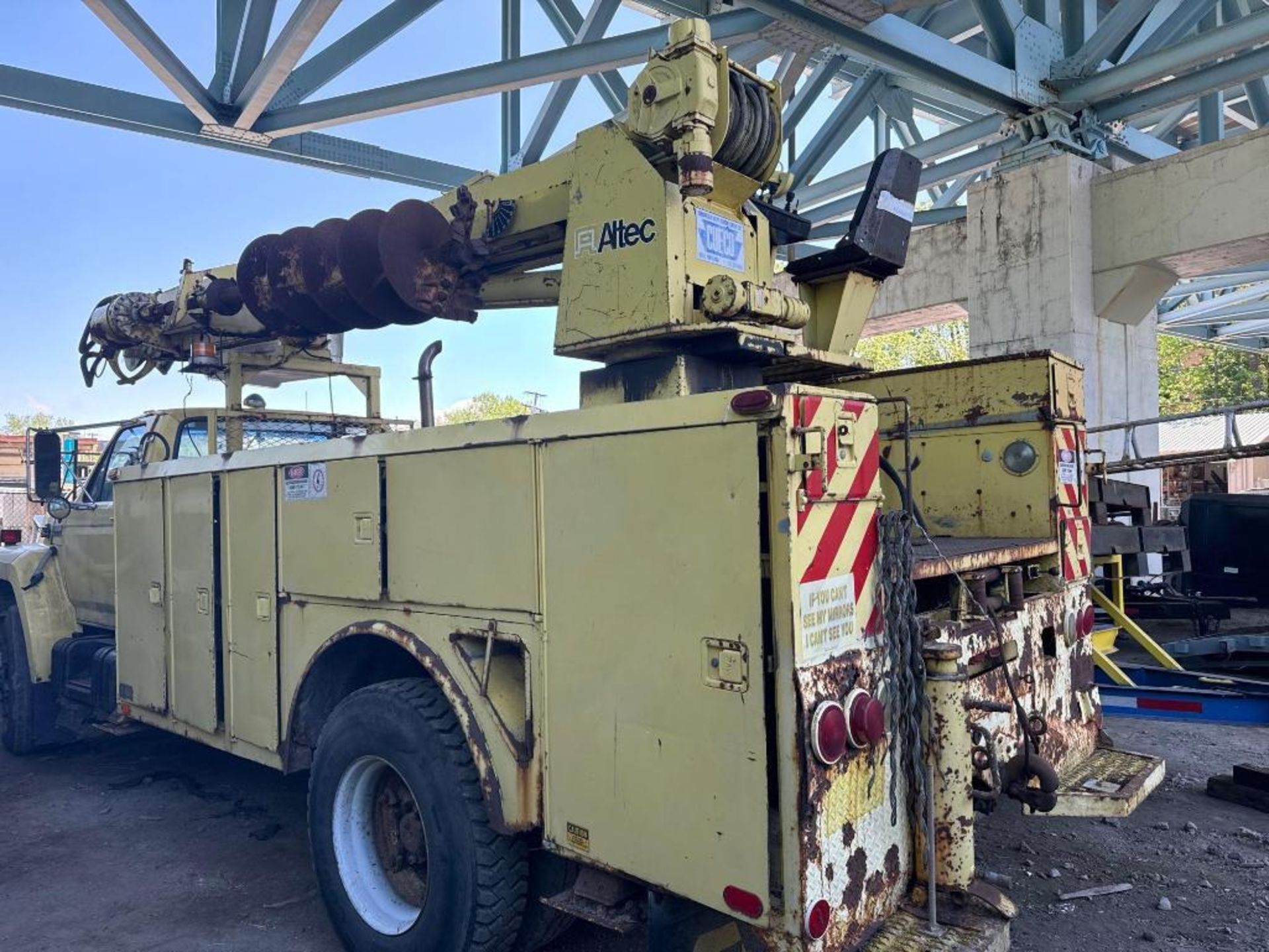 1989 Ford F-800 Digger Derrick Truck (located offsite-please read full description) - Image 7 of 12