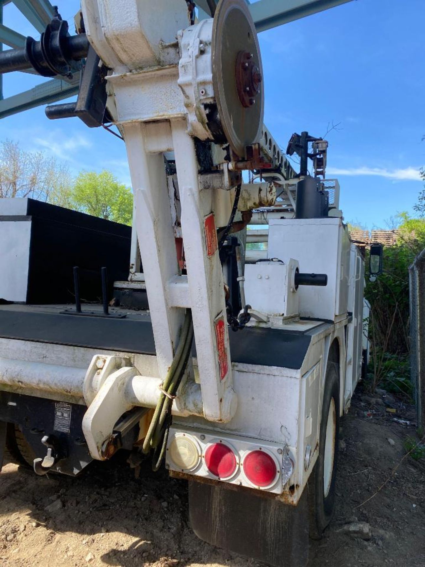 1997 Ford F-800 40ft Bucket Truck (located offsite-please read full description) - Image 11 of 21