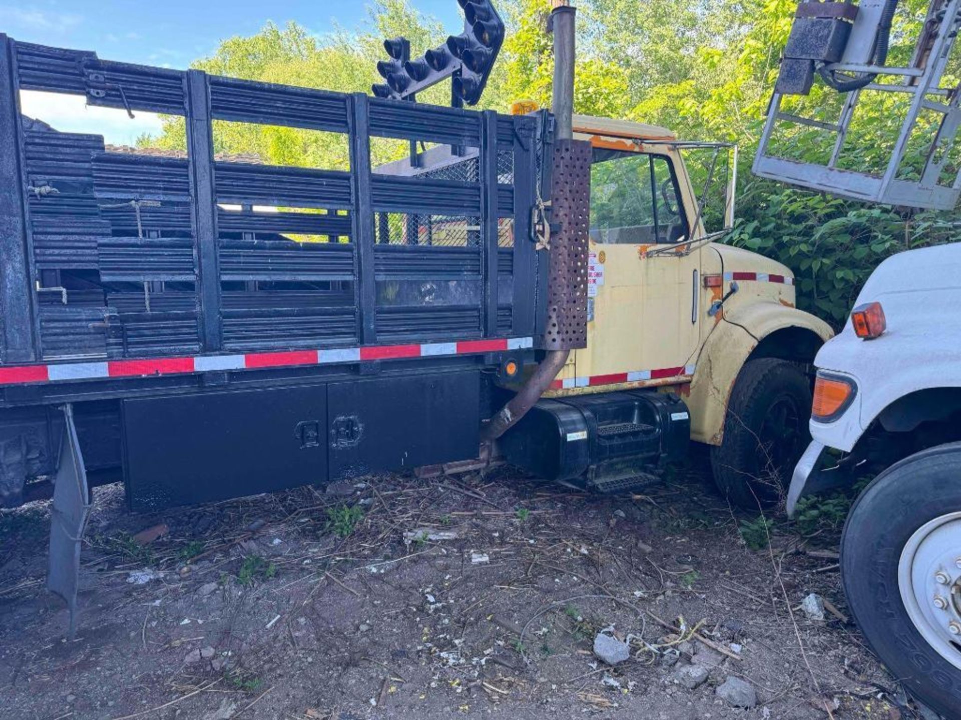 1992 International 4600 Stake Body w/ Working Lift Gate (located offsite-please read full