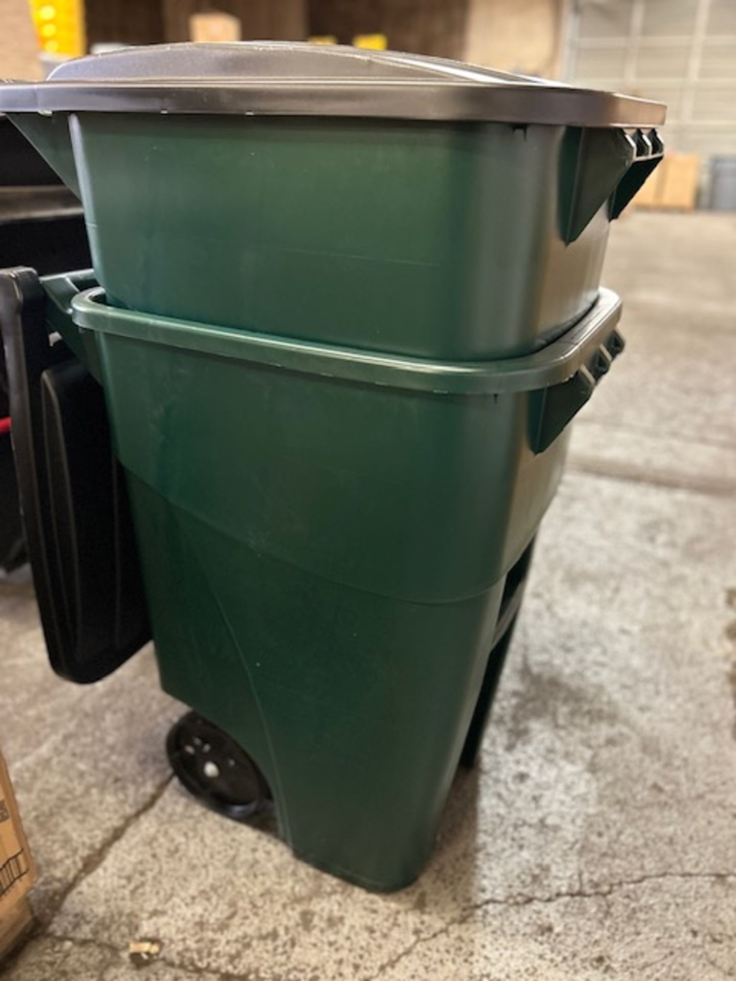 (2) Rubbermaid #1829411 50 Gallon Rolling Garbage Can with Lid