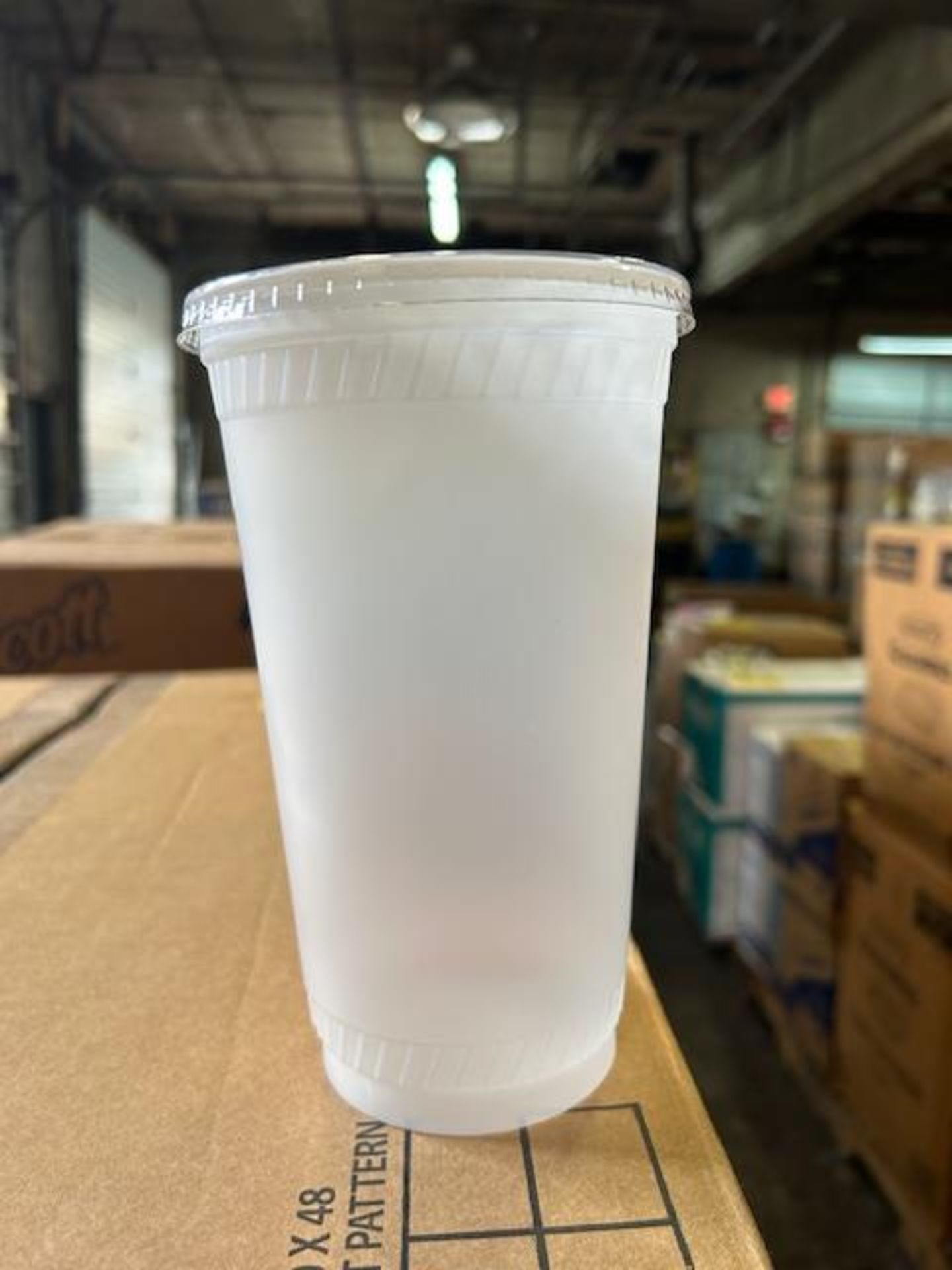 LOT - 32 Oz. Plastic Cup with Lid (1200 Sets)