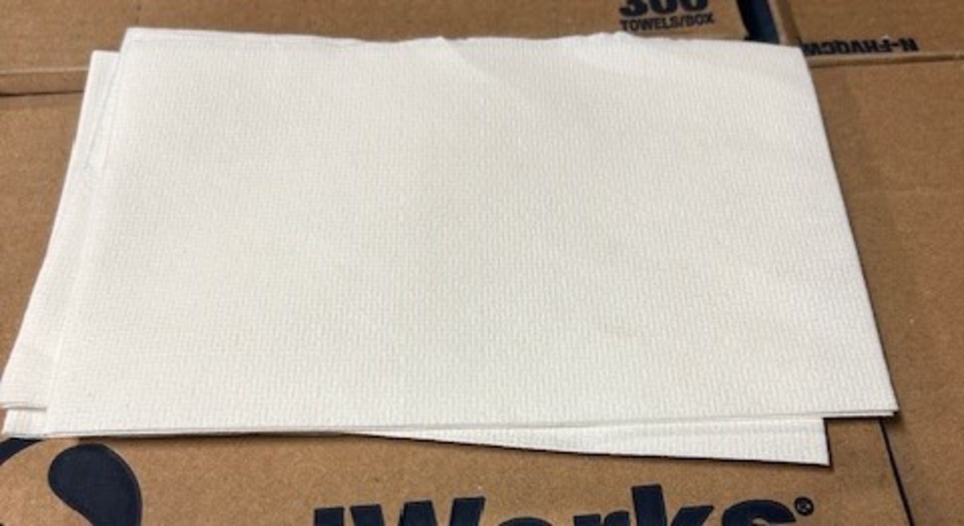 (40) Boxes - White 10-1/2 x 17 Quarter Fold Food Service Towels (Pack 300)