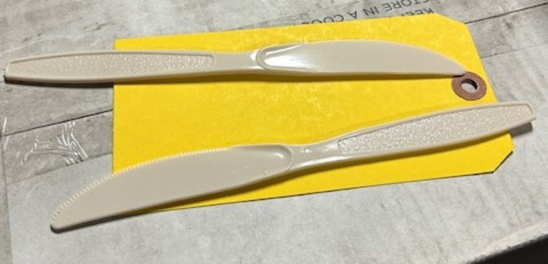 (20) Cases - Heavy Duty Almond Plastic Knives (Pack 1000)