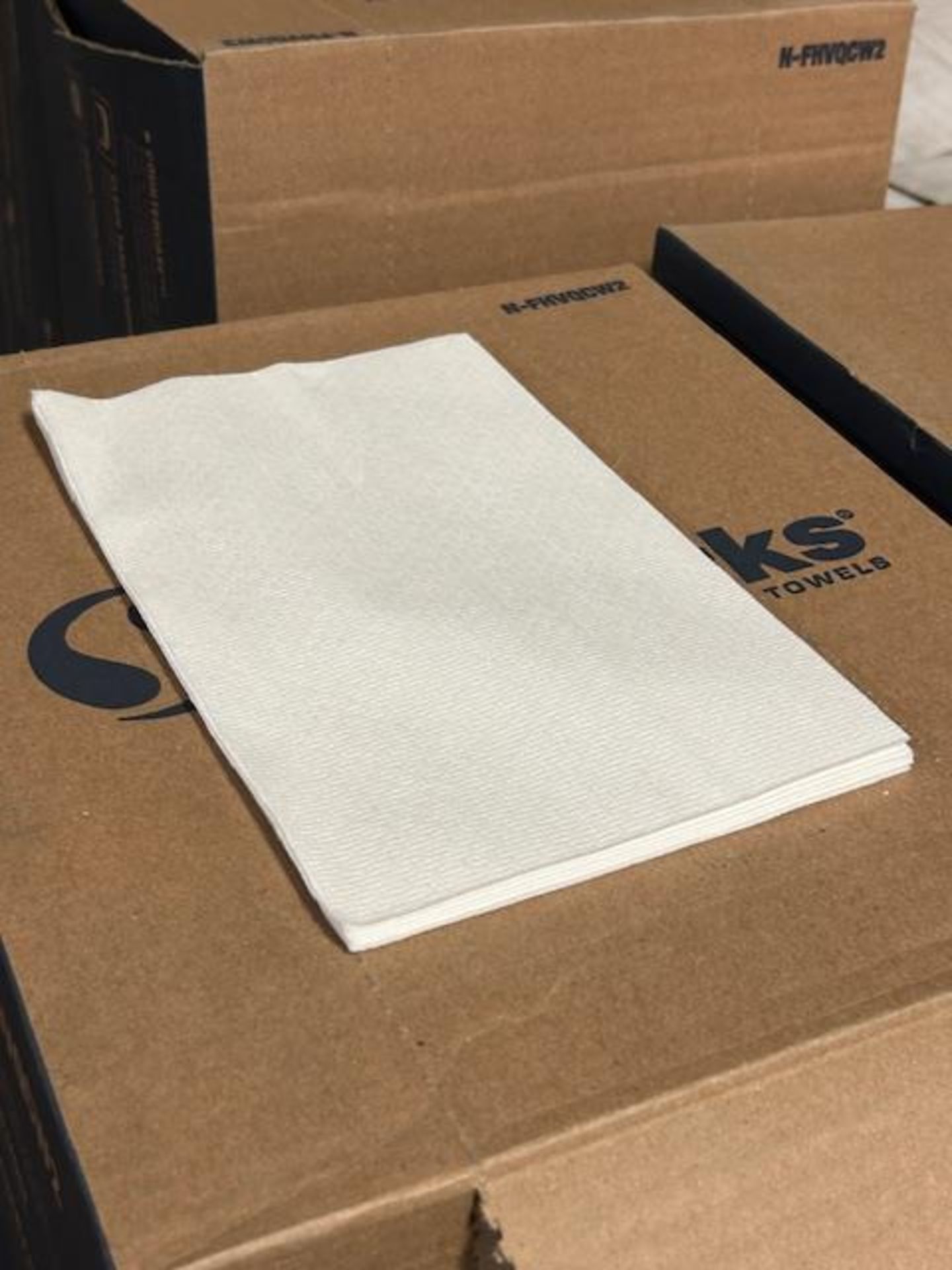 (28) Boxes - White 10-1/2 x 17 Quarter Fold Food Service Towels (Pack 300)