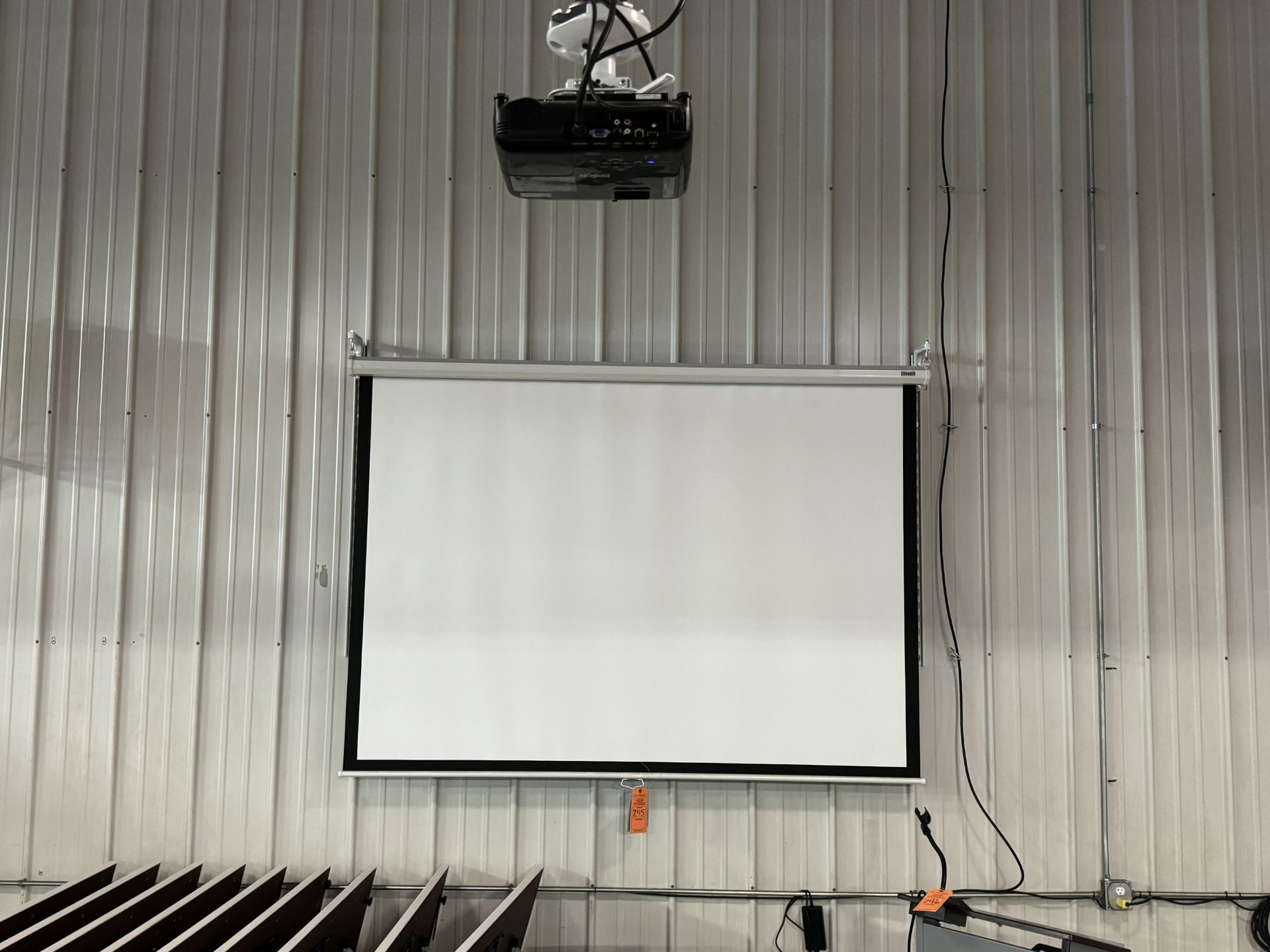EPSON EX7230 PROJECTOR AND SCREEN (ZONE B1)