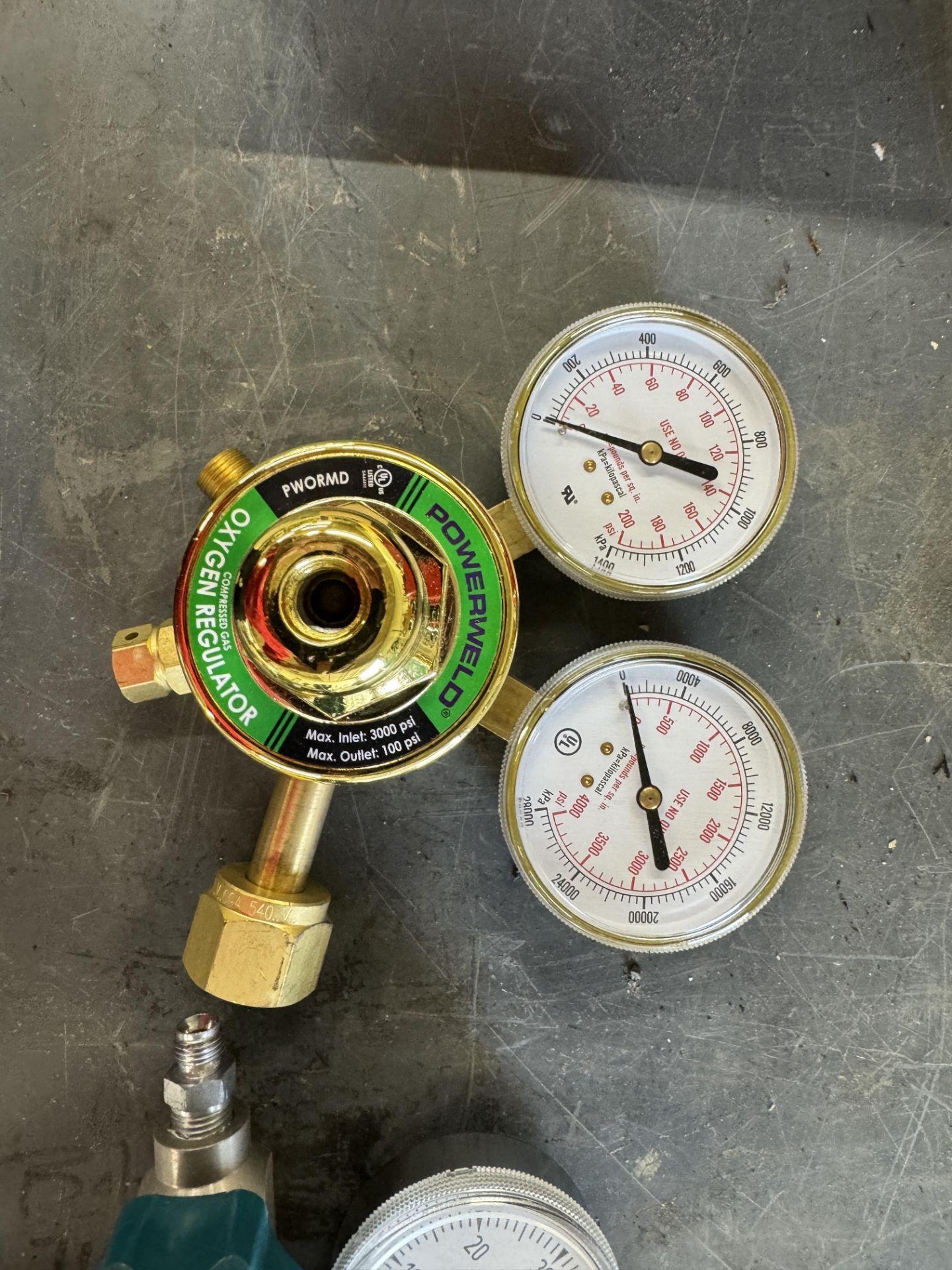 POWER WELD OXYGEN REGULATOR AND AIRGAS GAS REGULATOR - Image 2 of 3