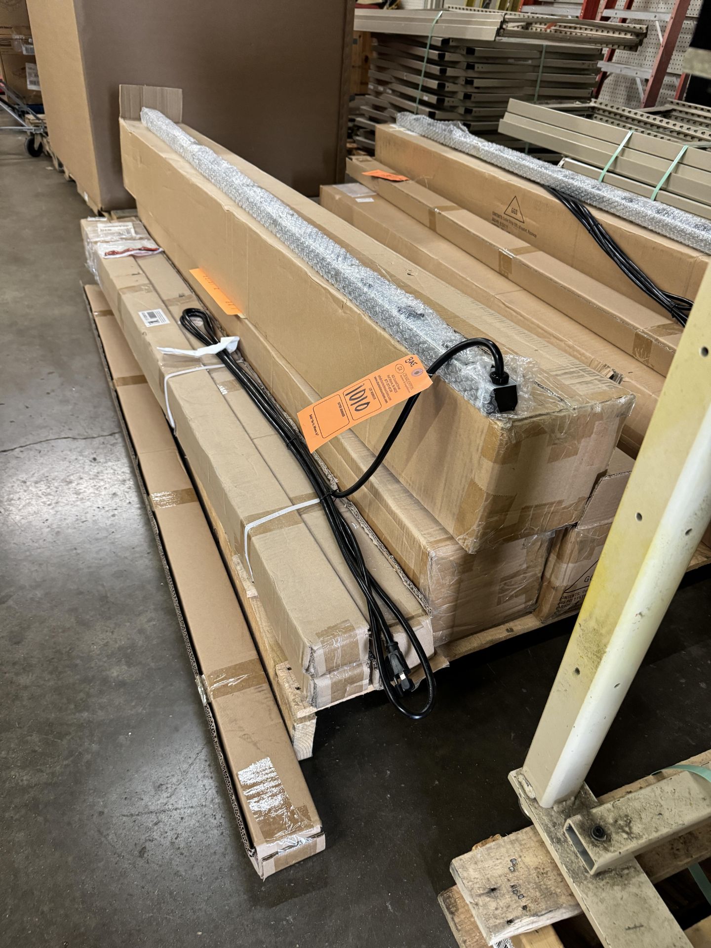 CONTENTS OF PALLET: APPROX (22) 6' POWERSTRIPS - Image 2 of 2