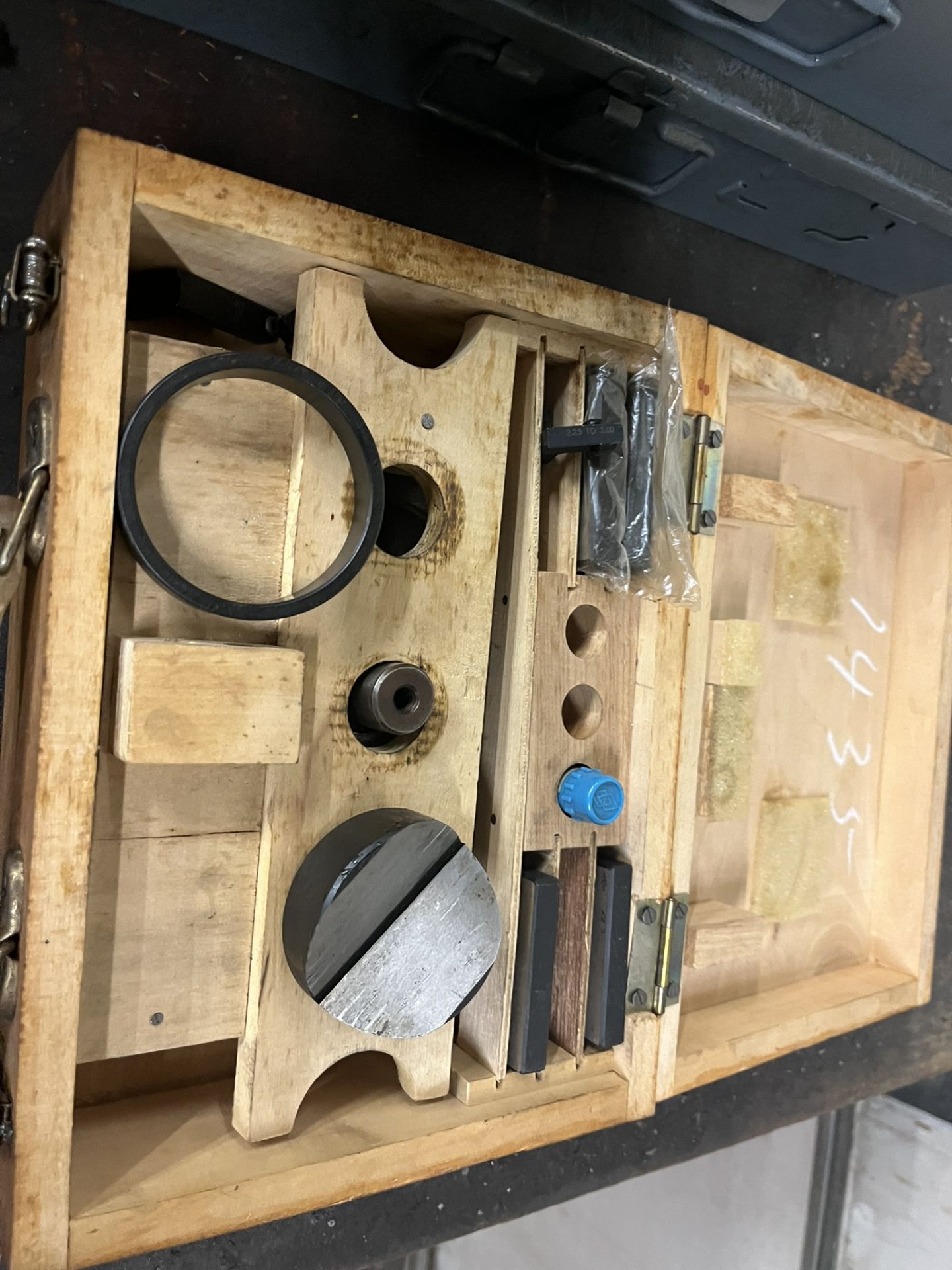 CONTENTS OF TABLE: ASSORTED INSERTS AND TOOLING - Image 5 of 6
