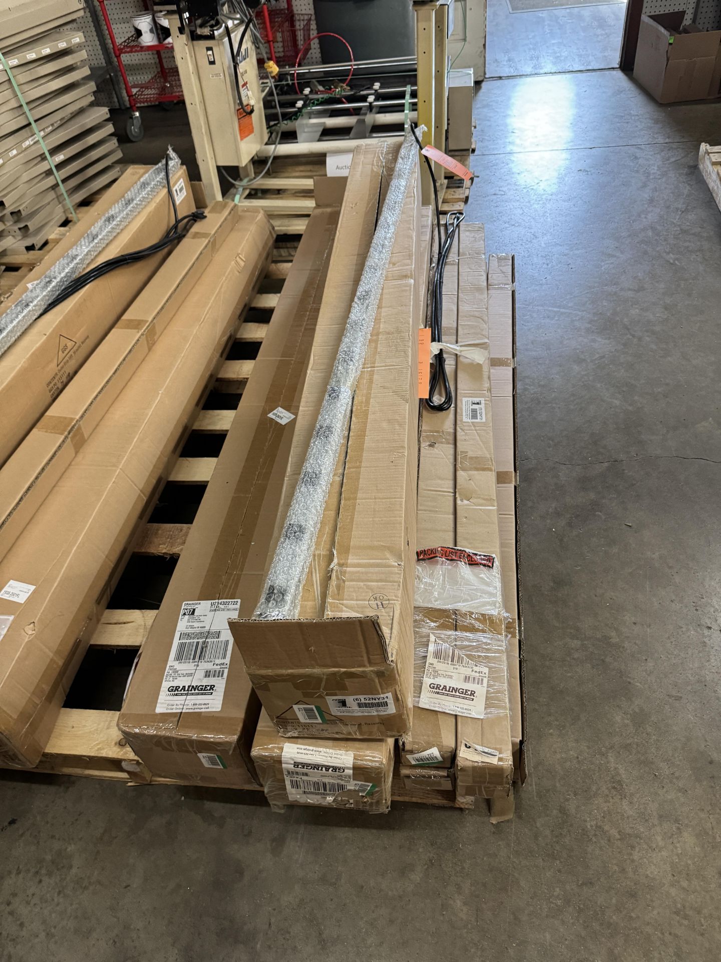 CONTENTS OF PALLET: APPROX (22) 6' POWERSTRIPS