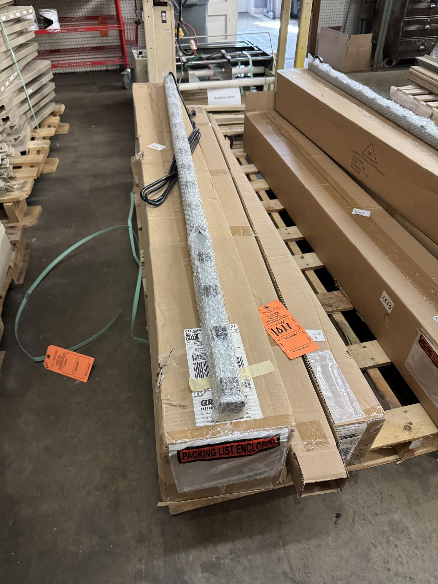 CONTENTS OF PALLET: APPROX (18) 6' POWERSTRIPS