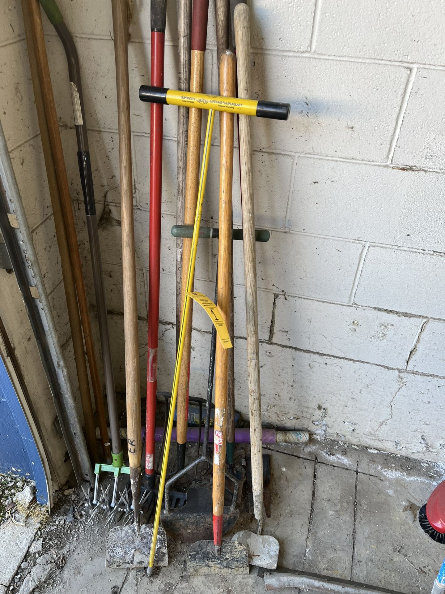 LOT OF VARIOUS LANDSCAPING TOOLS