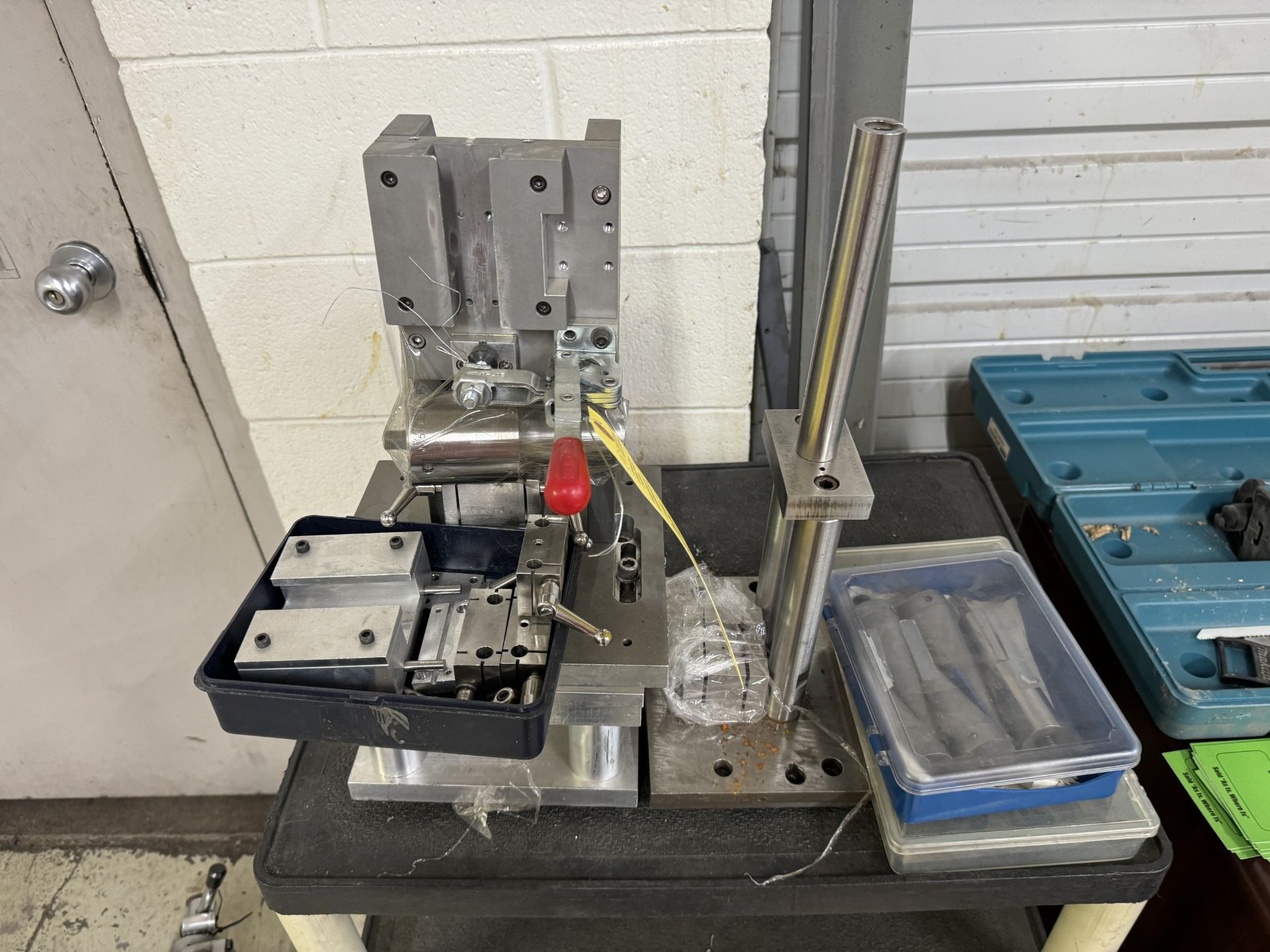 PNEUMATIC FIXTURE WITH SCREW SHAFT WITH BLADE TOWER AND VARIOUS HEX TORQUE WRENCHES - Image 2 of 4