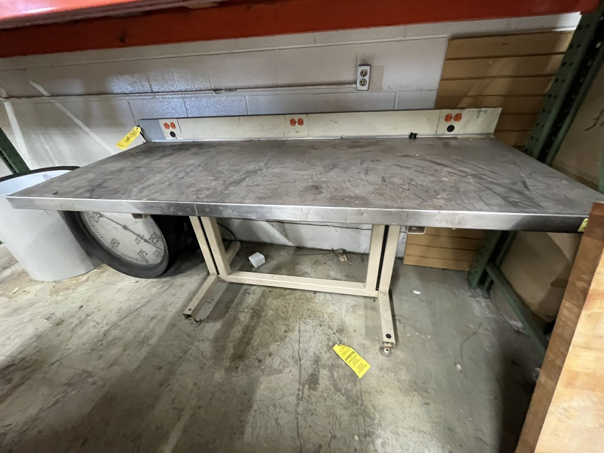 STEEL TABLE WITH POWER