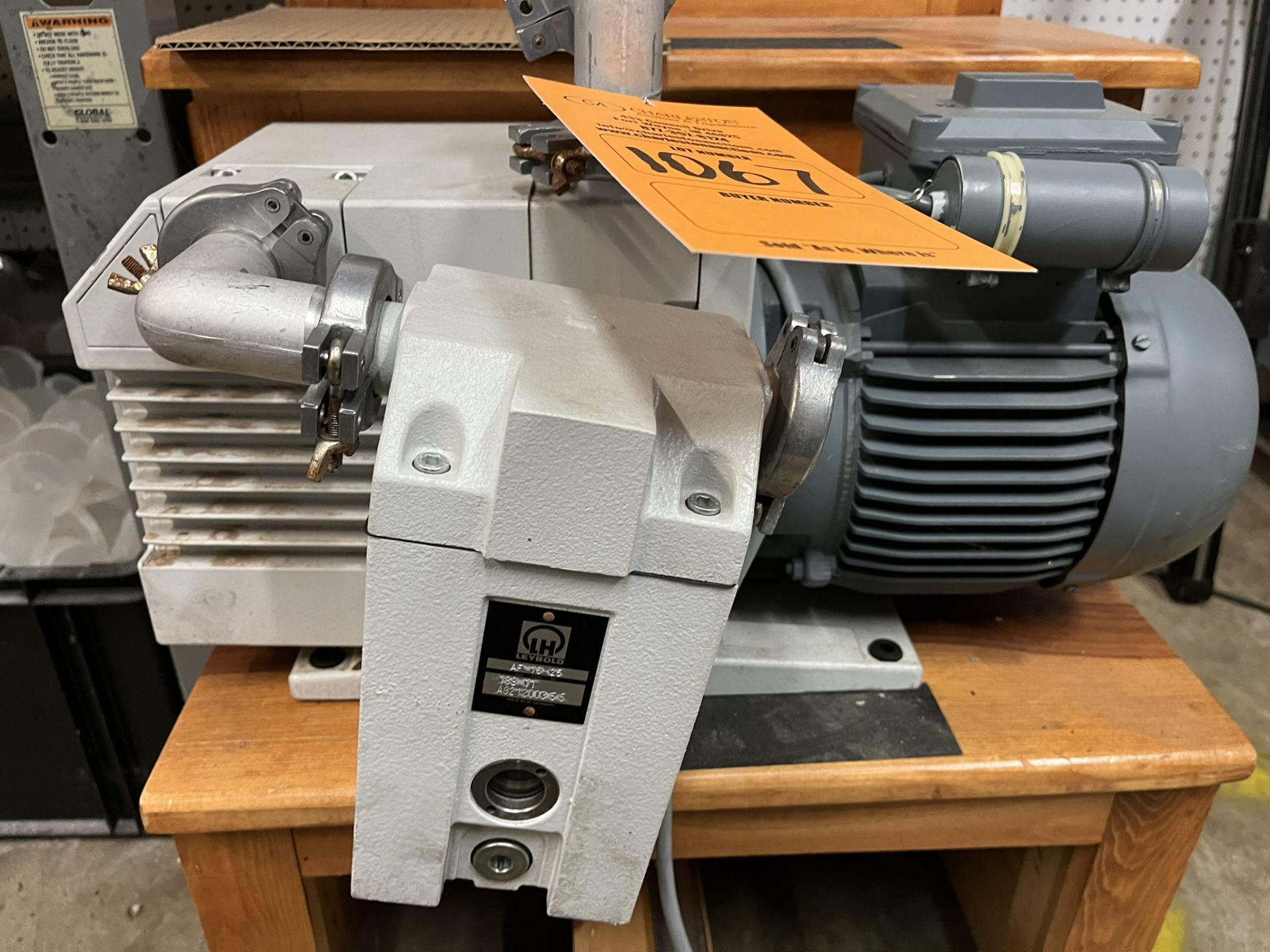 LEYBOLD TRIVAC B ROTARY VANE VACUUM PUMP MODEL # S25B