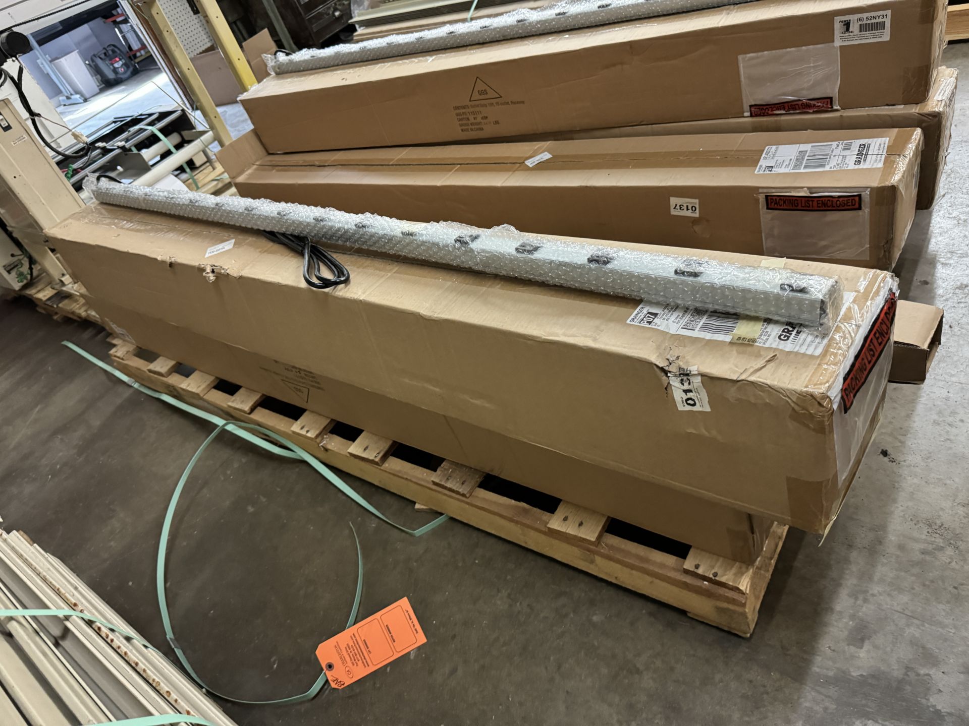 CONTENTS OF PALLET: APPROX (18) 6' POWERSTRIPS - Image 2 of 2