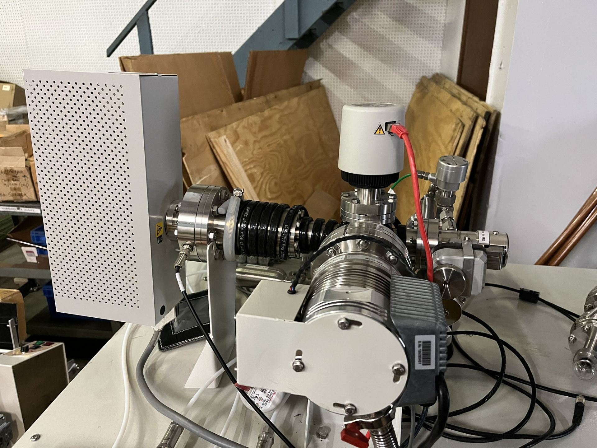 HIDEN MASS SPECTROMETER FOR RESIDUAL GAS ANALYSIS WITH MULTIPLE SIZED CHAMBERS INCLUDING COMPUTER - Image 7 of 27