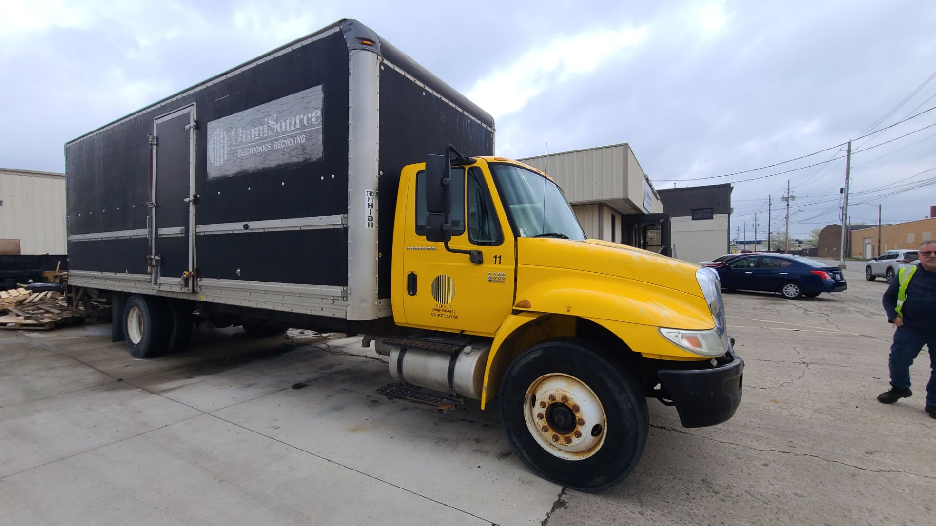 2005 INTERNATIONAL 4300 26' BOX TRUCK; VIN: 1HTMMAAL86H175243; HAS BATTERY/ALTERNATOR ISSUES. STARTS - Image 3 of 9