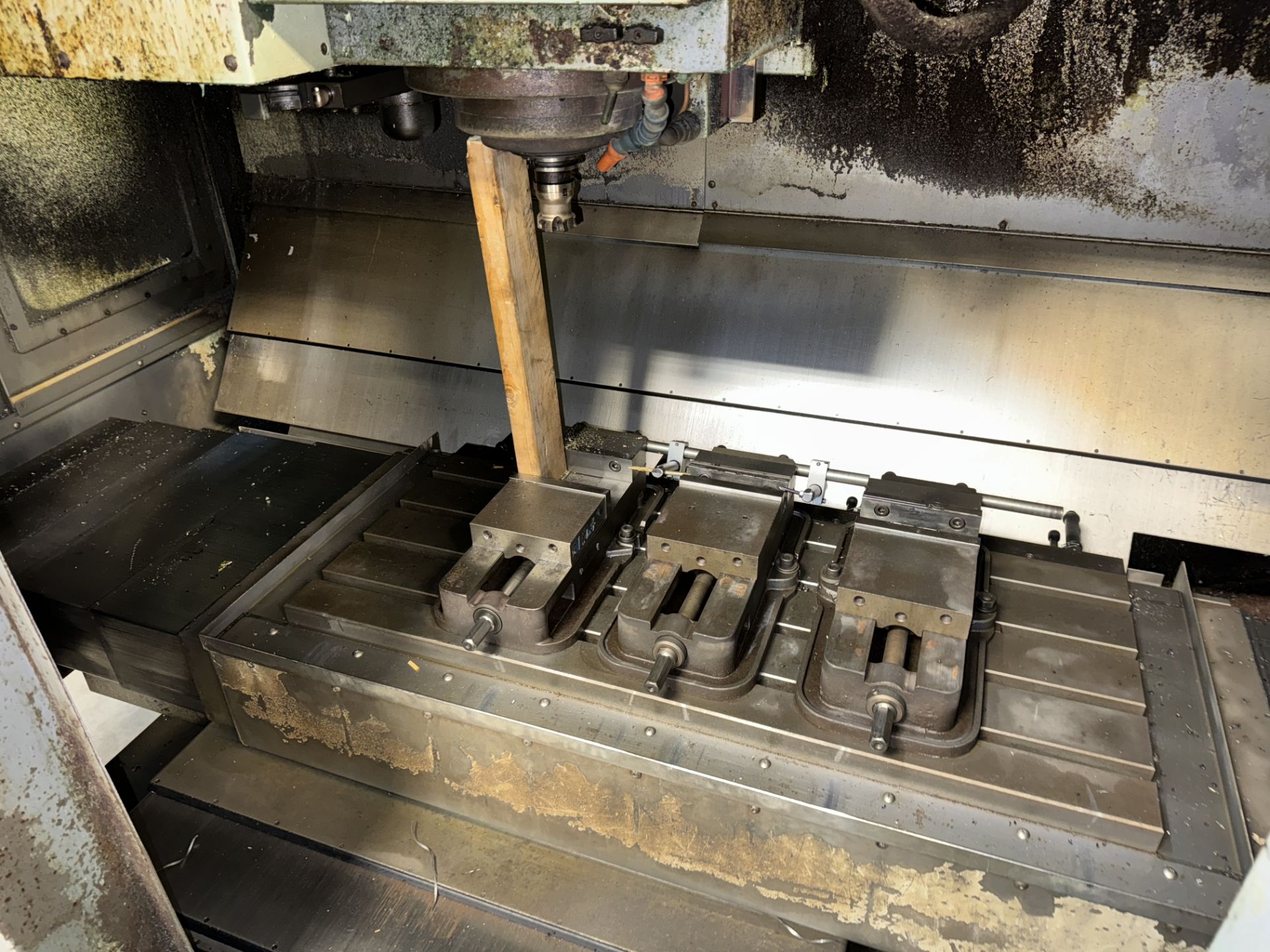 MORI SEIKI MV-40 VERTICAL MACHINING CENTER; 60 HZ/3/220V; (3) KURT VISES; 10 POSITION TOOL HOLDER; - Image 3 of 6