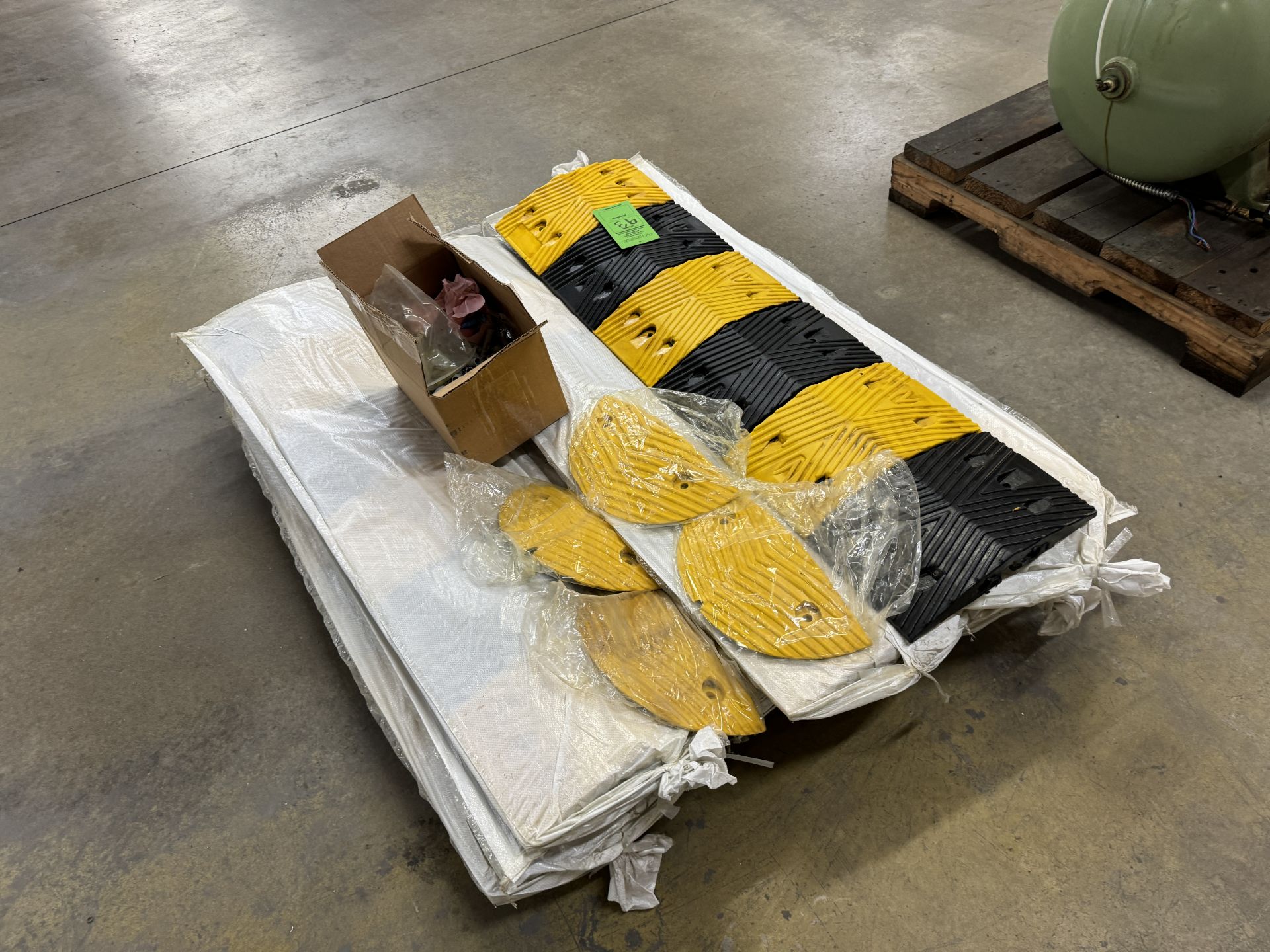 PALLET WITH (10) 4.5' RUBBER SPEED BUMPS - Image 2 of 3