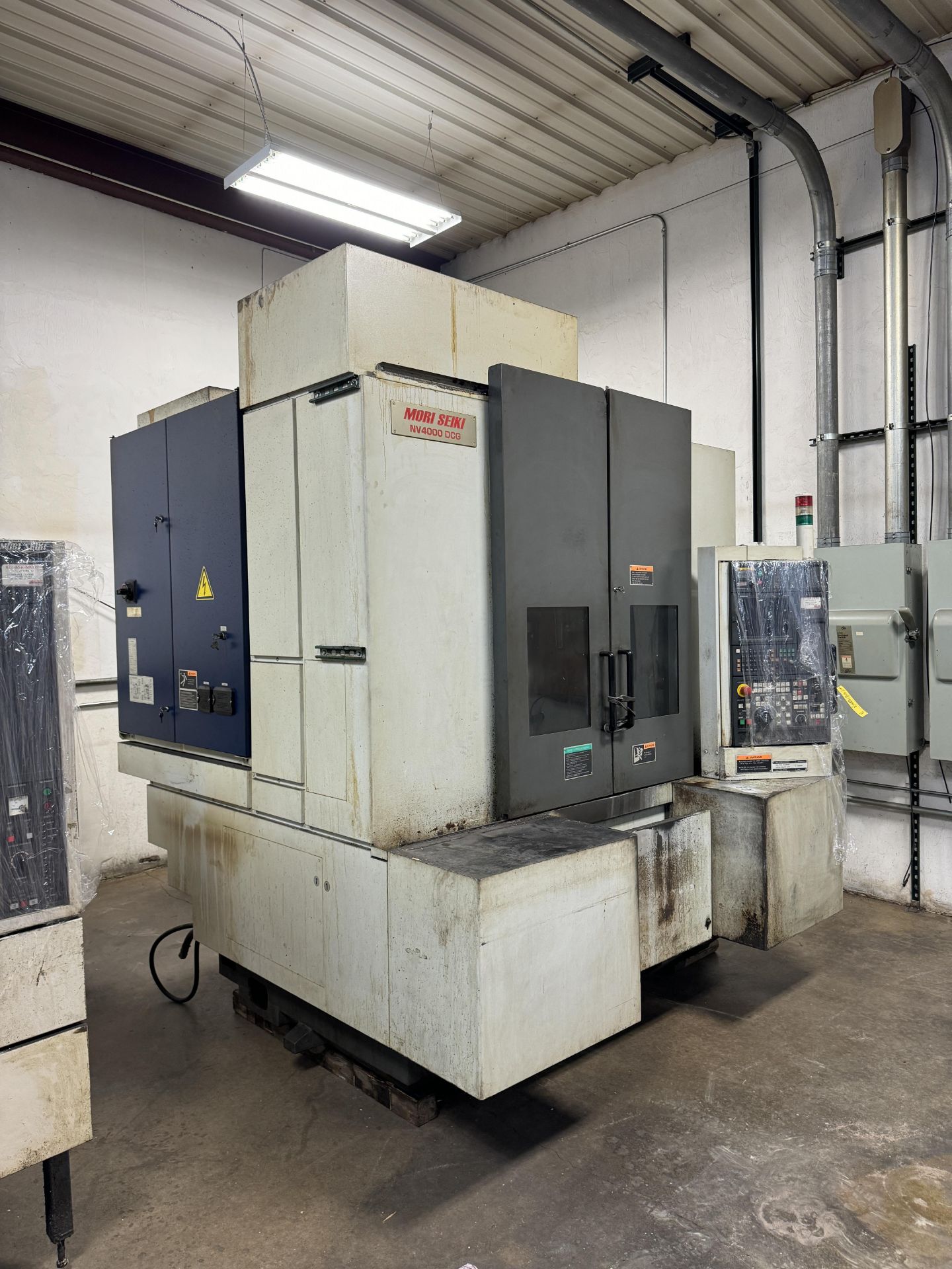 2004 MORI SEIKI NV4000 DCG VERTICAL MACHINING CENTER; 60 HZ/3/220V/99A; KURT VISE; MORI SEIKI M5X- - Image 2 of 7