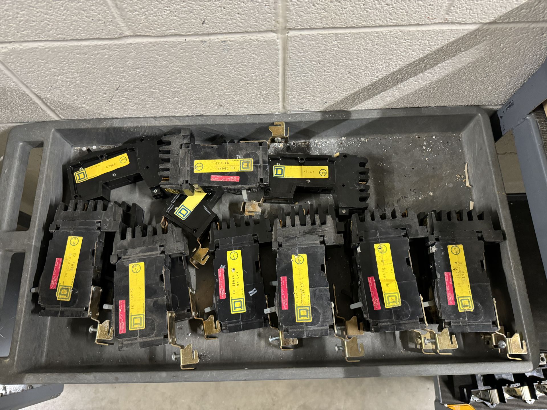 (32) SQUARE D 1-POLE CIRCUIT BREAKERS MODEL # FH-16020; 20 A (ZONE 5) - Image 2 of 5