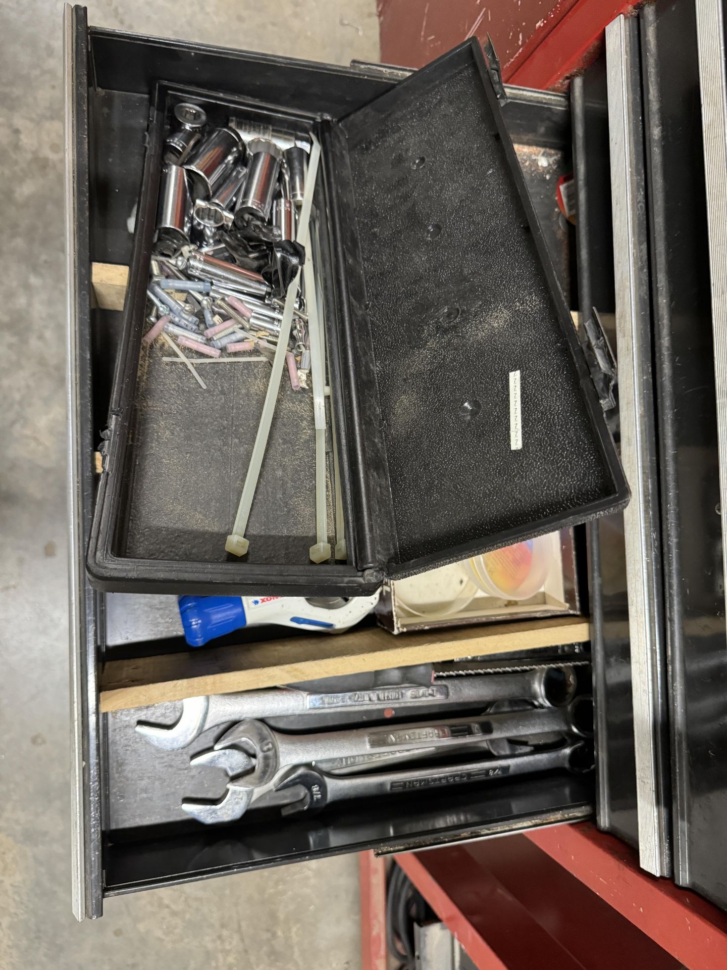 MOBILE CRAFTSMAN TOOLBOX WITH VISE AND TOOLING (ZONE 5) - Bild 5 aus 5