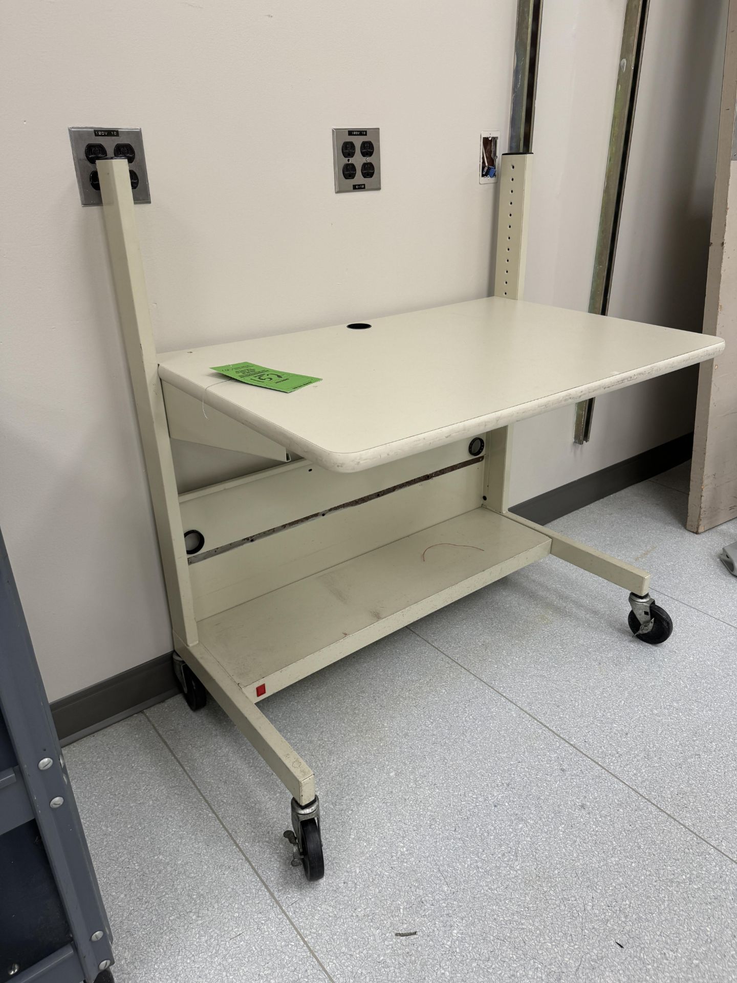 MOBILE HEIGHT ADJUSTABLE WORK TABLE (ZONE 3) - Image 2 of 2