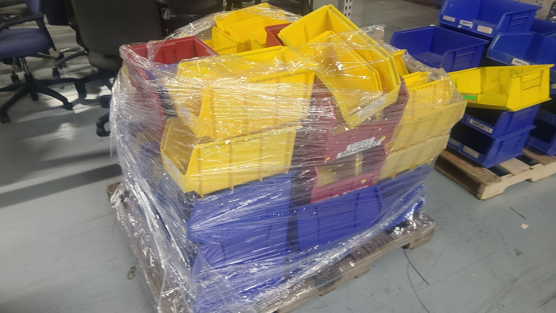 PALLET OF PLASTIC BINS