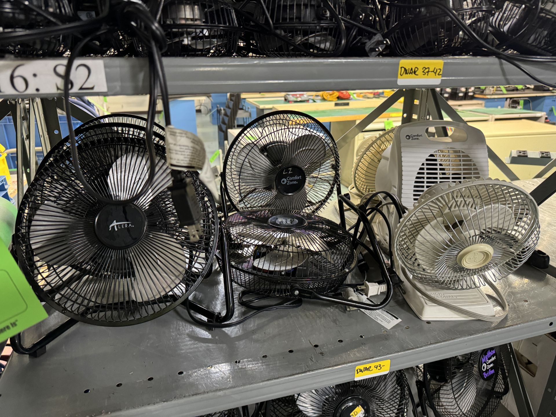 CONTENTS OF RACK: ASSORTED DESKTOP FANS - Image 3 of 4